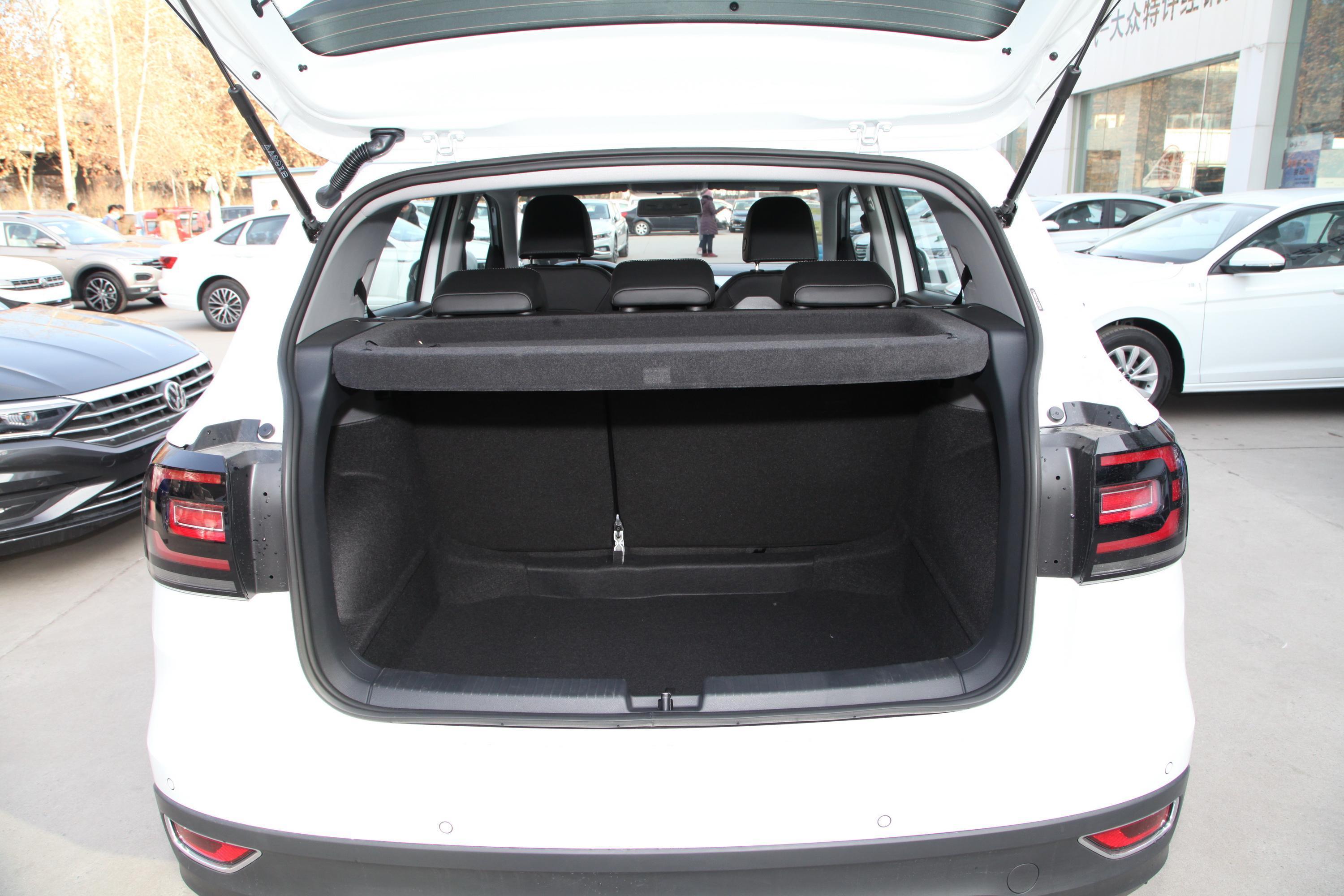 探影后备厢空间表现还可以,旅途出行有大件物品的话,可以放倒后排座椅