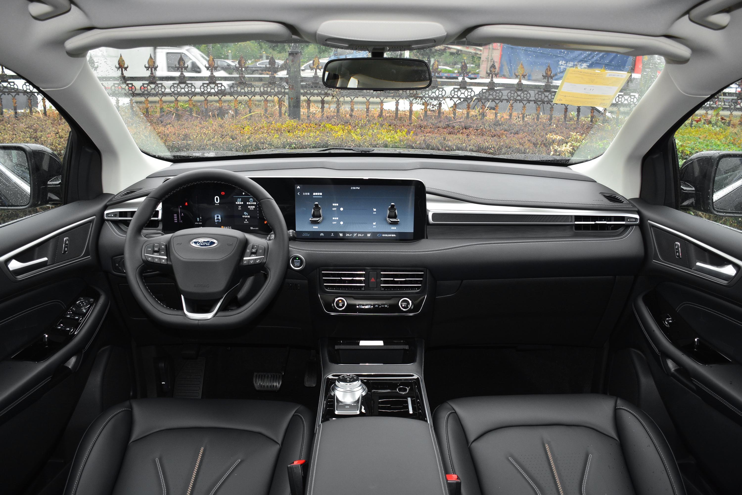 内饰部分,2020款锐界豪华系列与st-line的整体设计风格保持了一致