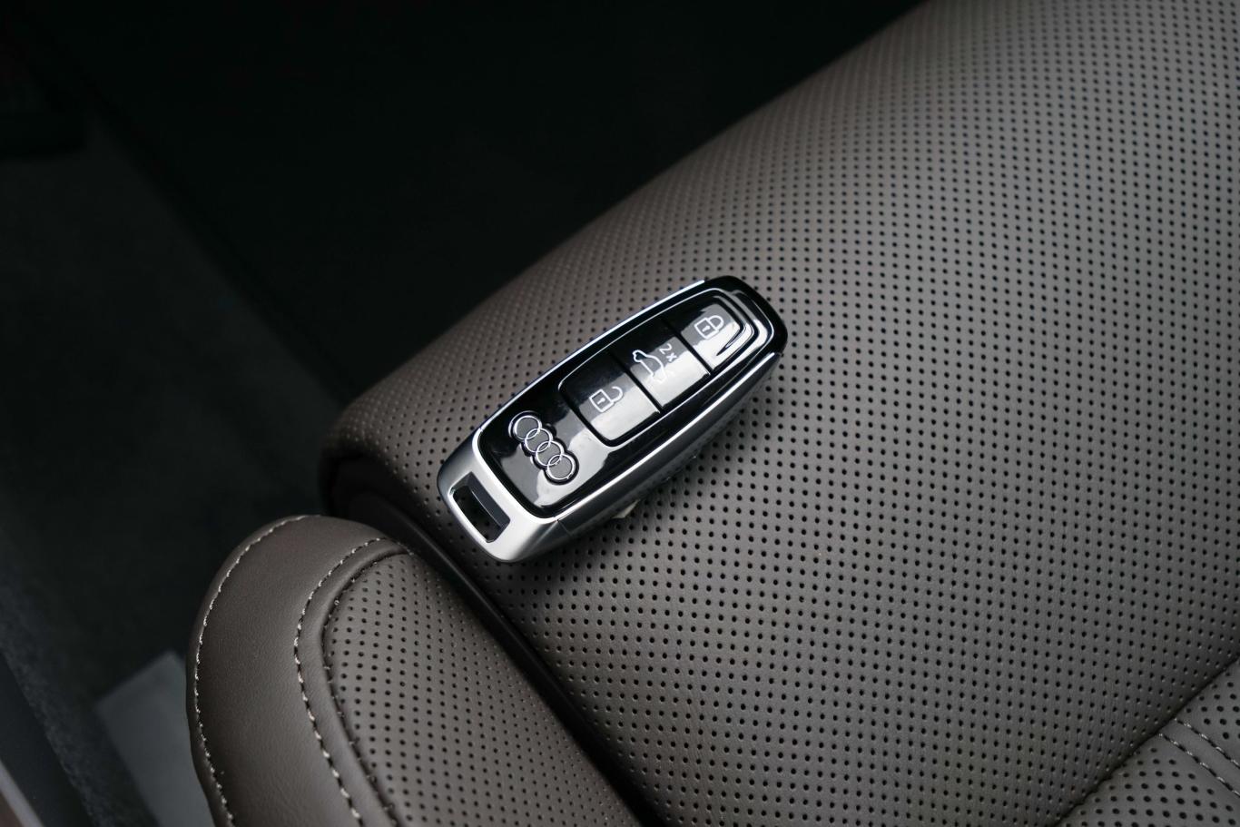 奥迪a8a8l 55 tfsi quattro 尊贵型钥匙正面