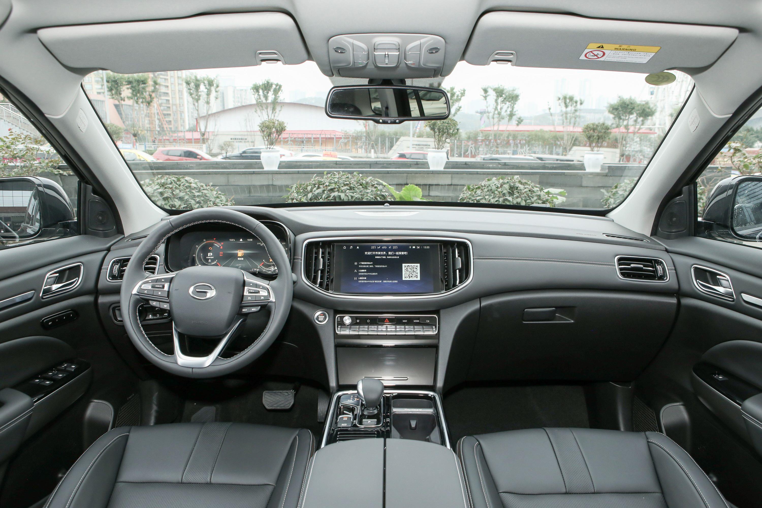 内饰方面,新车内部采用环抱式设计,车内整体用料较为厚道,大面积的