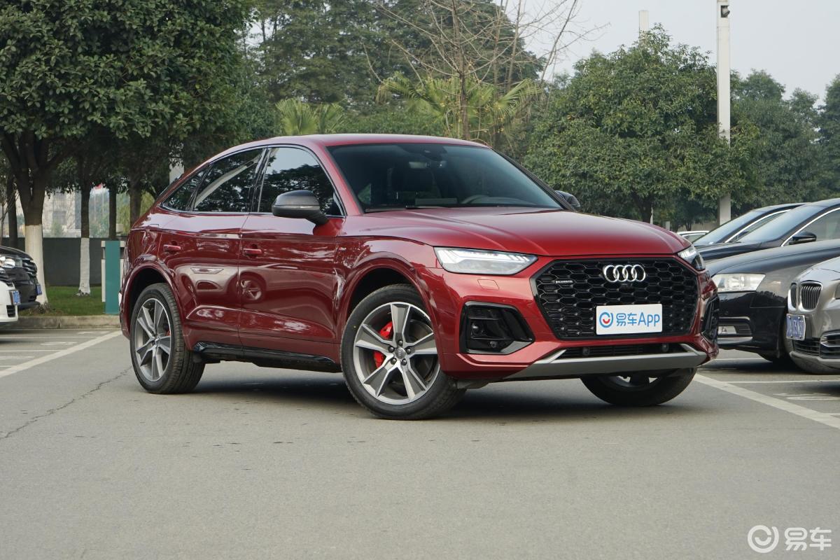 【奥迪q5l sportback2021款45 tfsi 豪华型侧前45度车头向右水平汽车