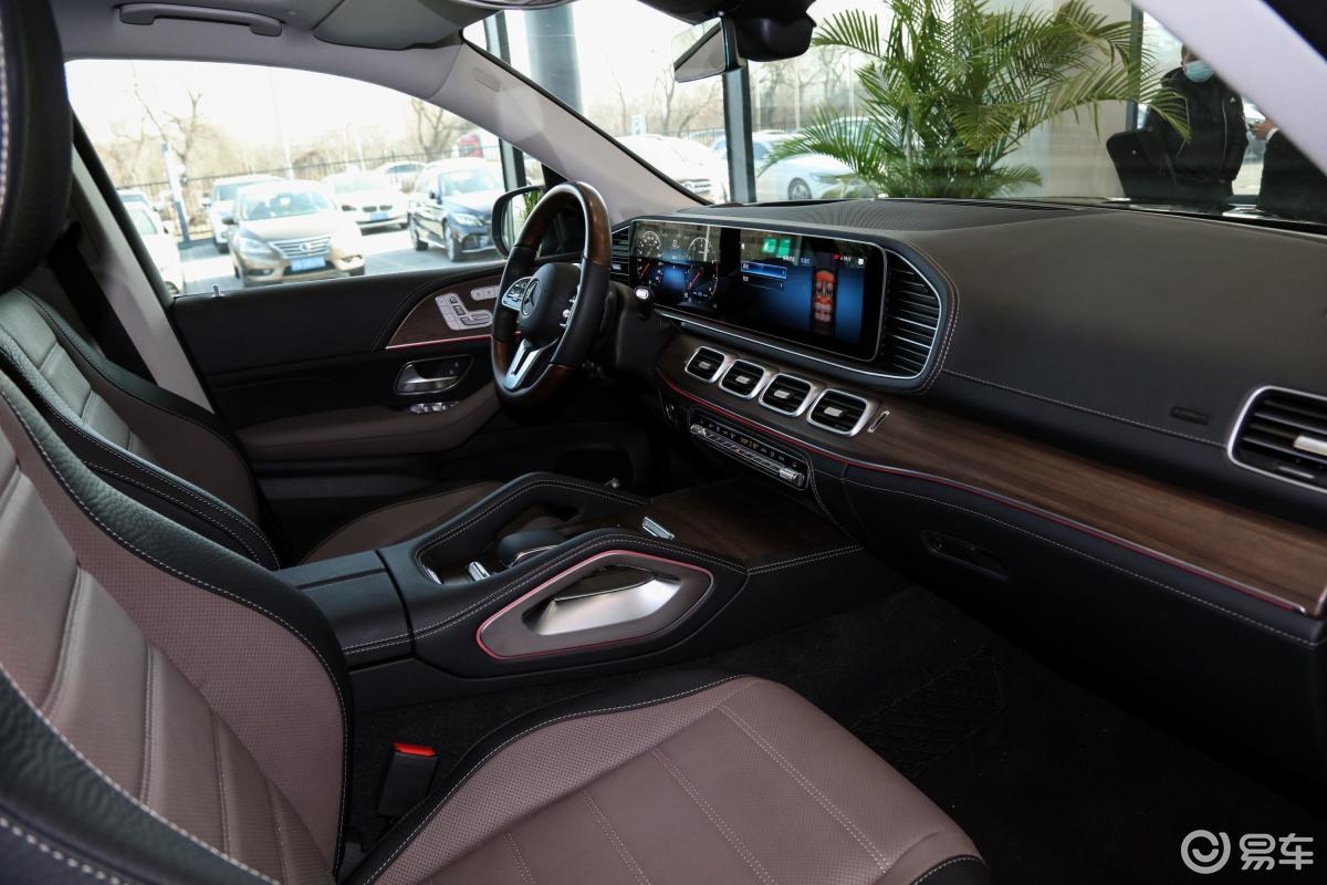 【奔驰gls2021款gls 450 4matic 豪华型内饰全景副驾驶员方向汽车图片