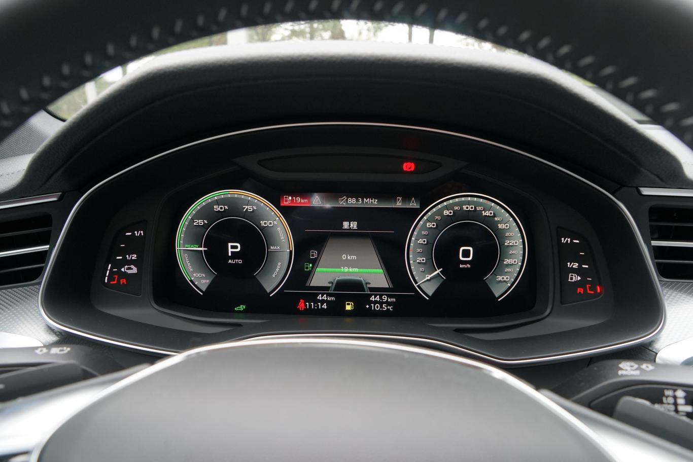 奥迪a6l 插电混动55 tfsi e quattro仪表盘