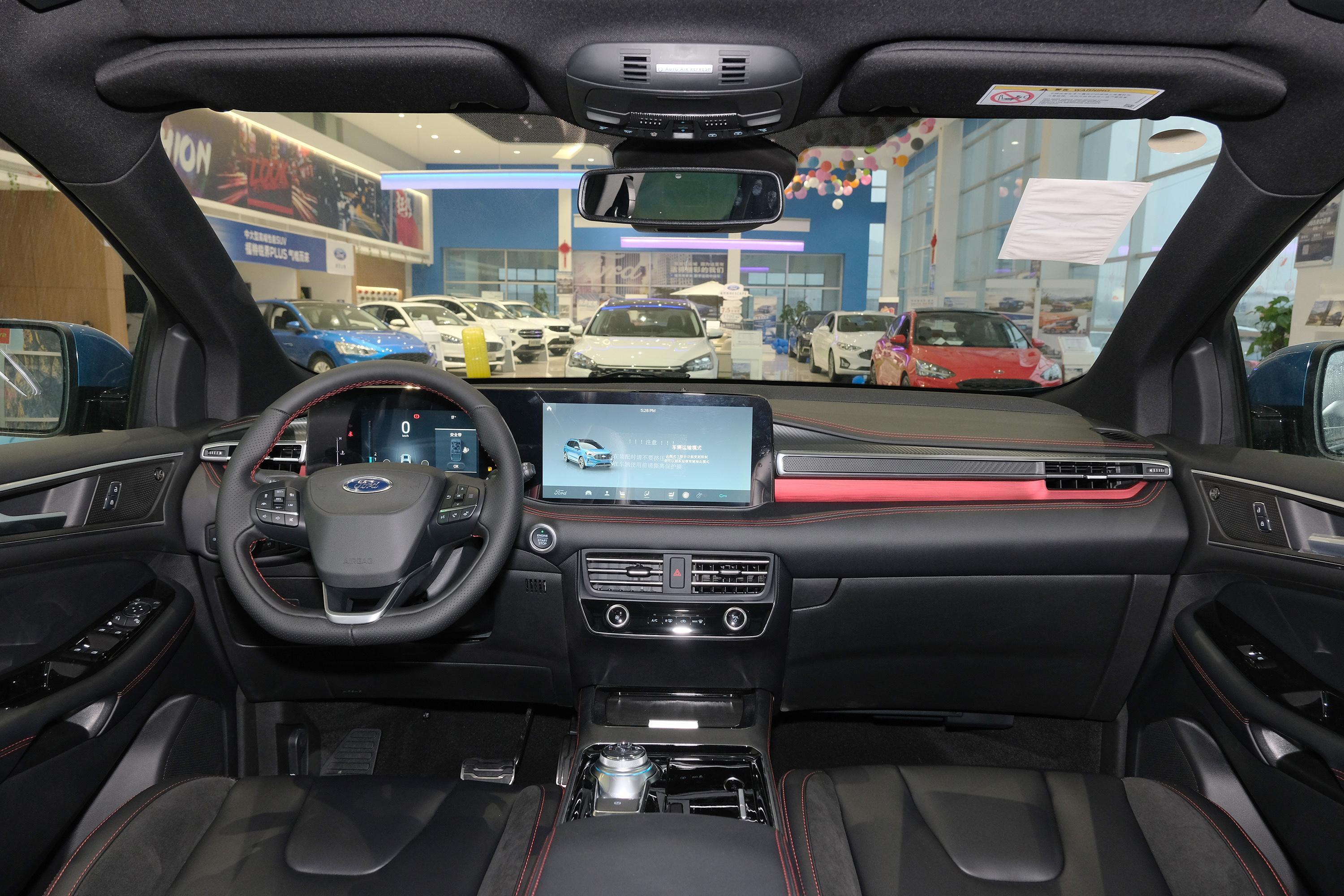 内饰方面:内饰整体设计非常简洁大方,用料做工比较好,中控采用的大