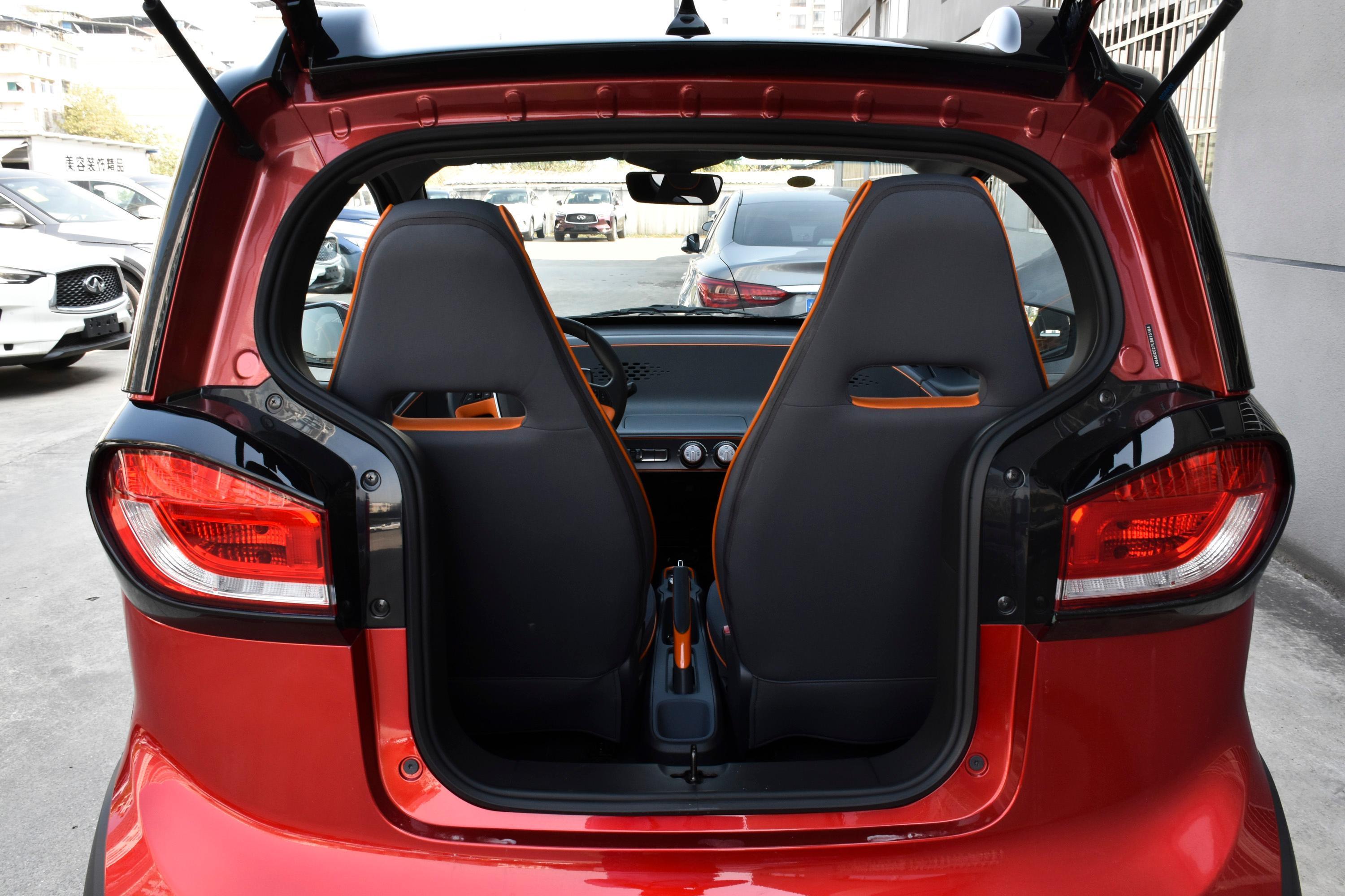 宝骏e100后备厢空间可利用率很高,装载能力也较为出色,后排座椅支持