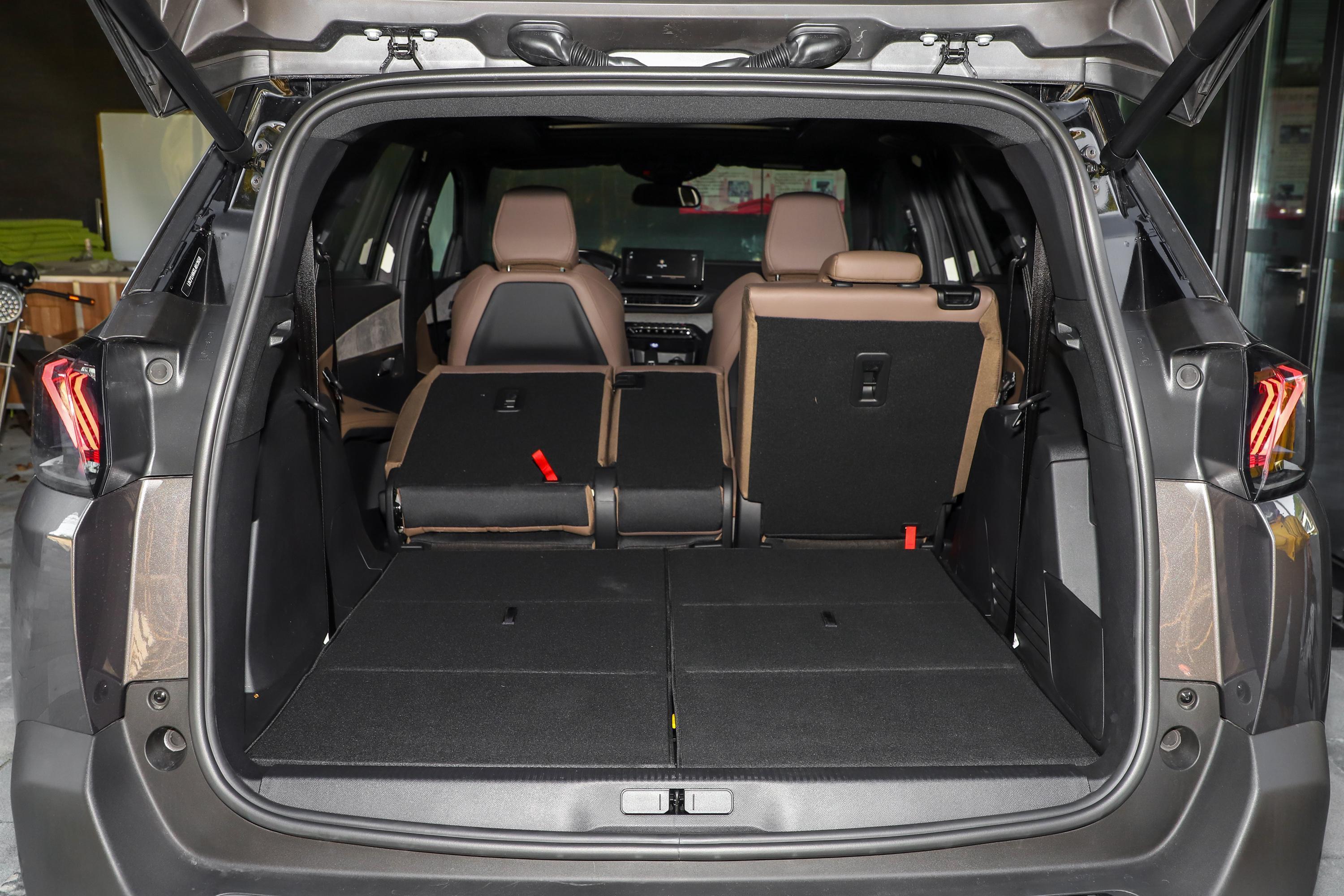 标致5008后排空间不错,满足日常出行需求没问题.