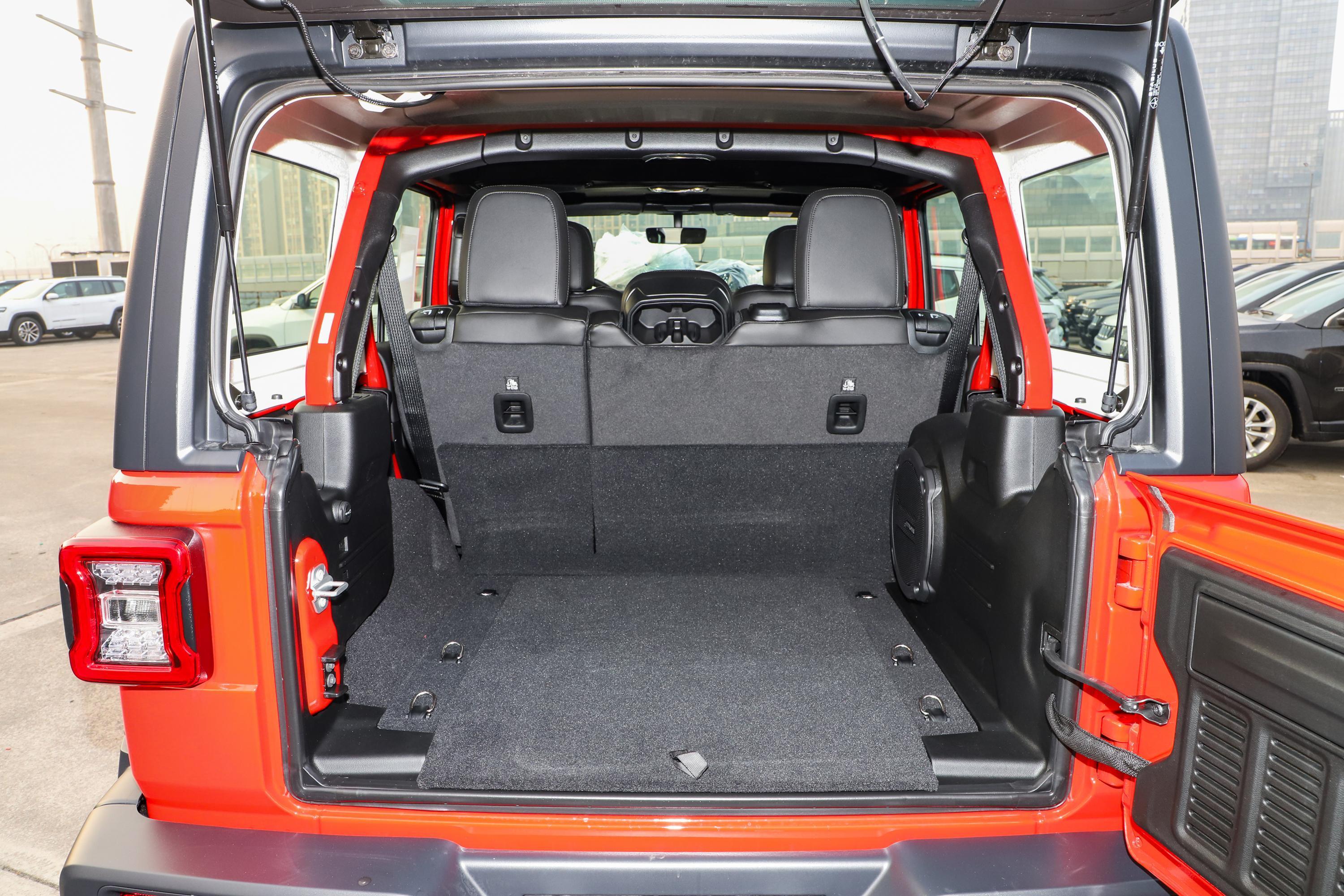 牧马人后排空间表现中规中矩,腿部空间还算富裕,满足日常家用完全没有