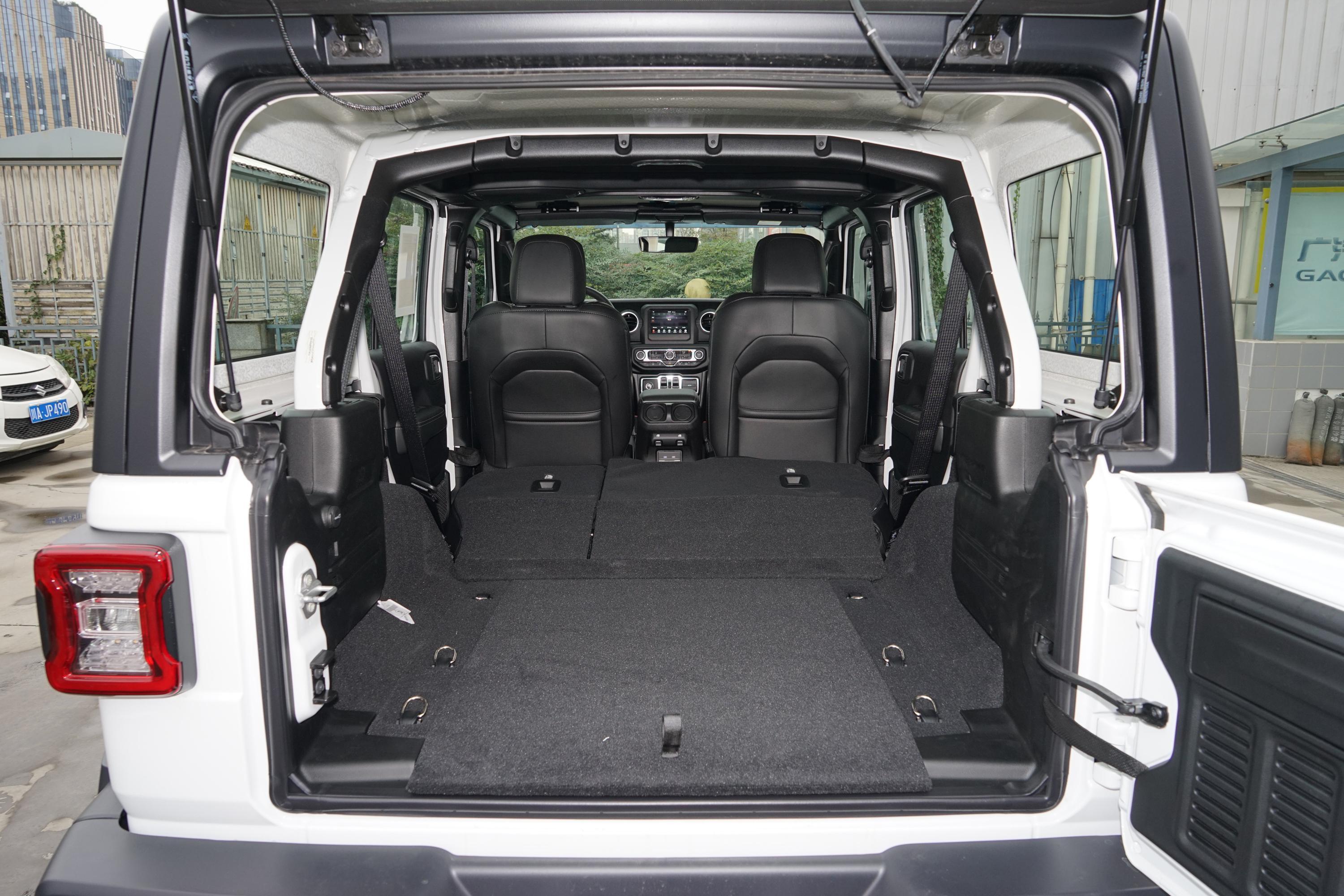 牧马人后排空间表现中规中矩,腿部空间还算富裕,满足日常家用完全没有