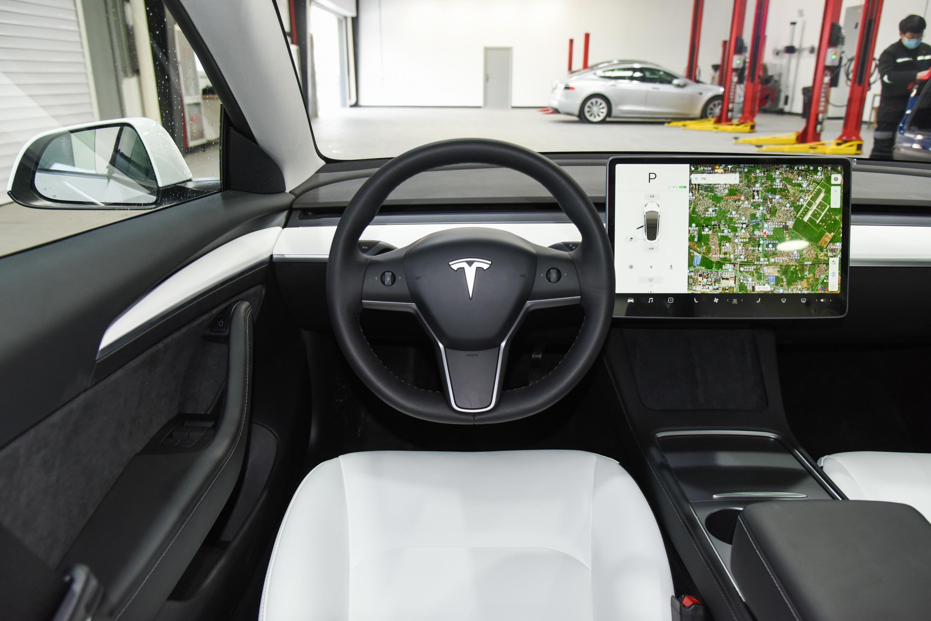 内饰部分,model3长续航版的内饰风格也和标准续航升级版一样.