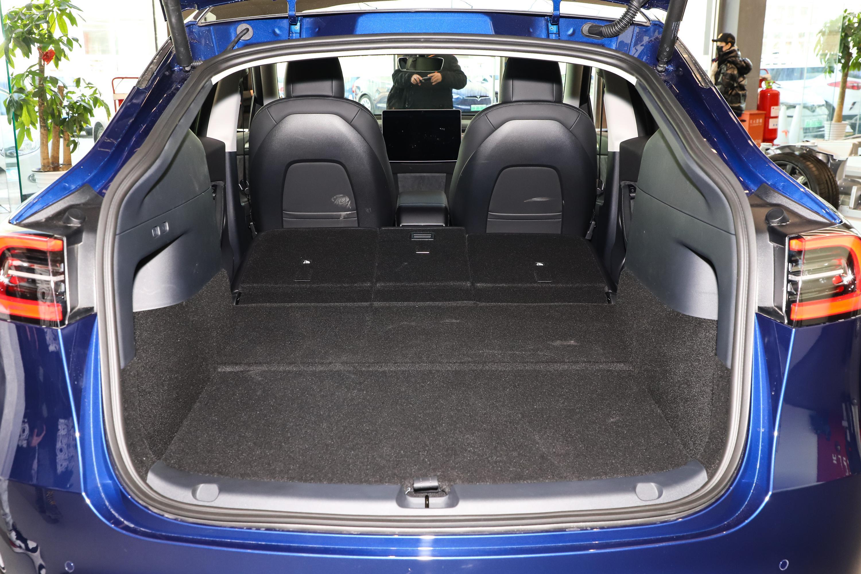 model y后排空间表现中规中矩,腿部空间还算富裕,满足日常家用完全没