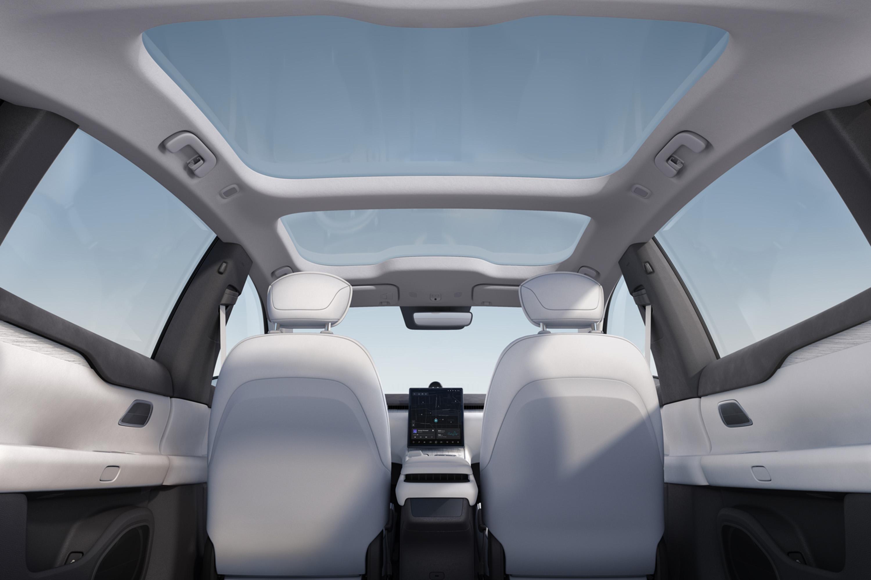 蔚来et7后备厢空间表现还可以,旅途出行有大件物品的话,可以放倒后排