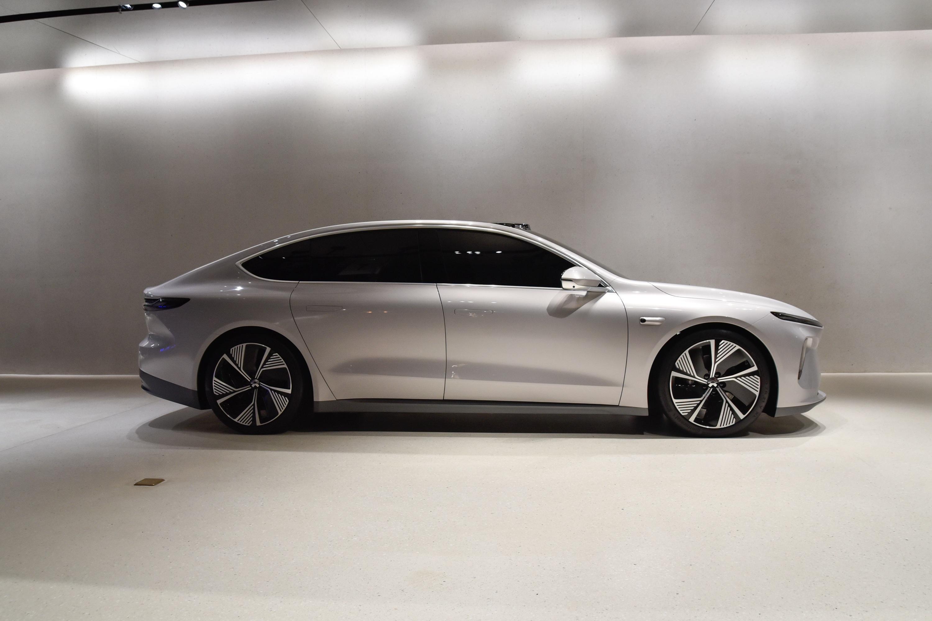 先看下蔚来et7的外观,蔚来et7车头呈现出霸气有型的设计风格,看起来