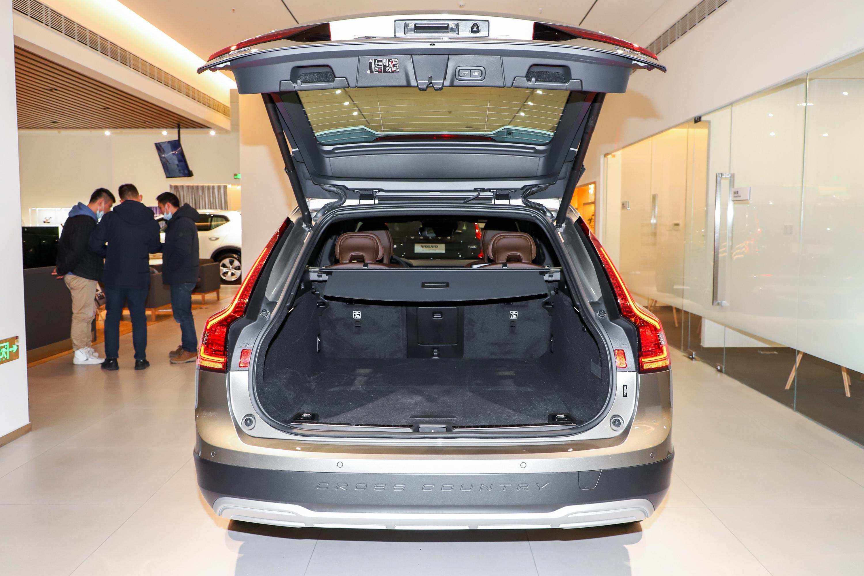 沃尔沃v90后排空间不错,满足日常出行需求没问题.