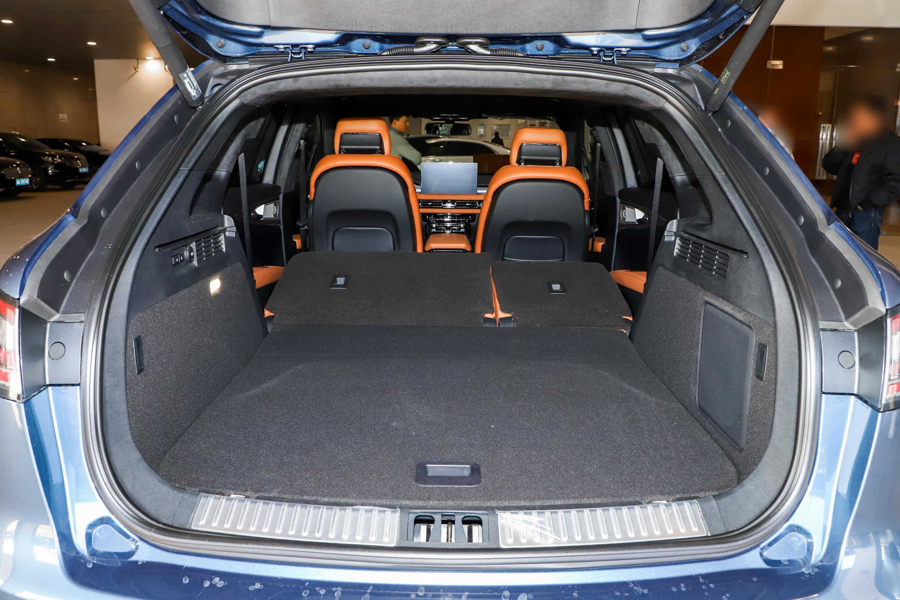 航海家后备厢空间表现还算不错,放倒后排座椅后,能够进一步扩展空间