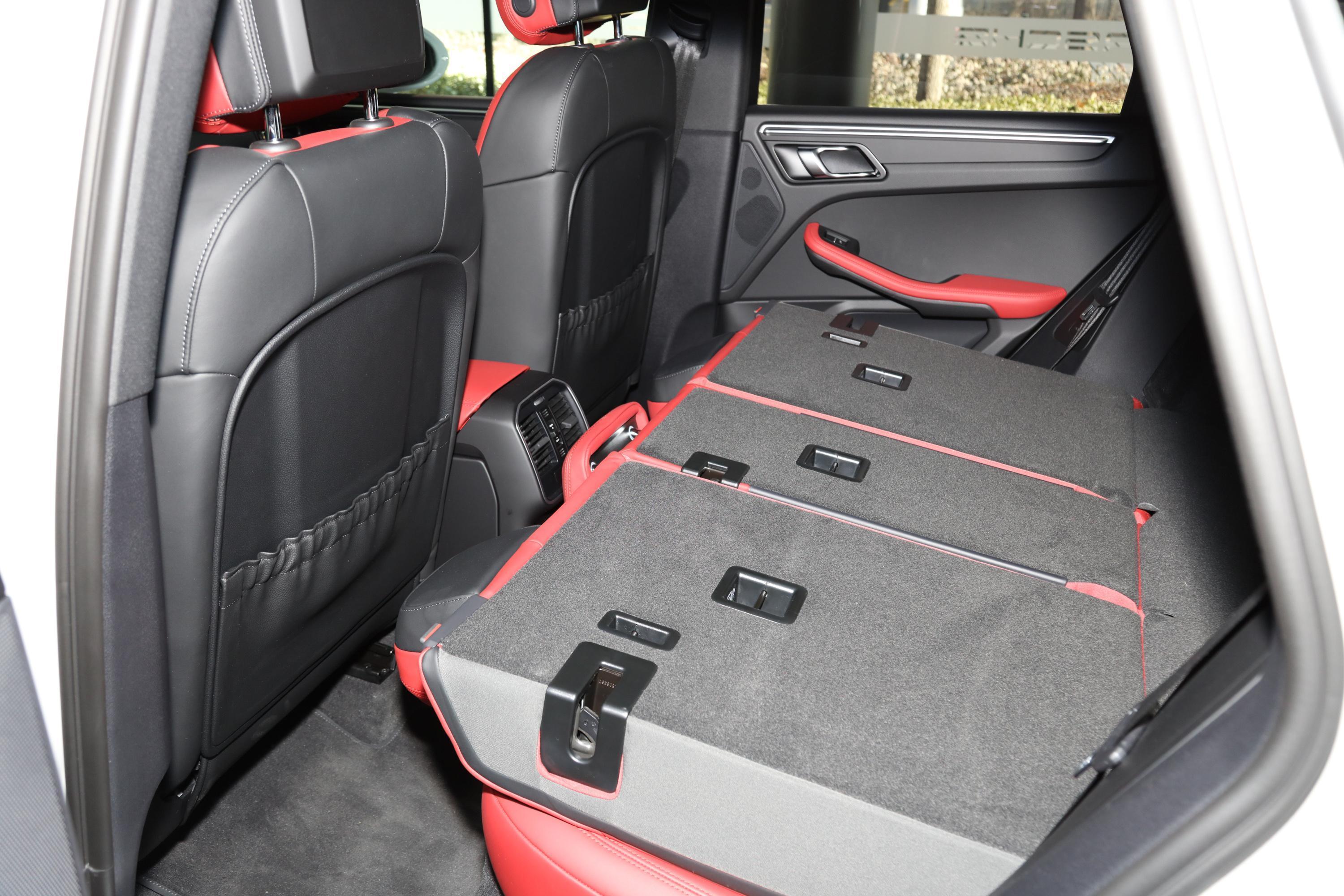 macan后备厢空间表现中规中矩,如果需要装一些较大的物件,后排座椅还