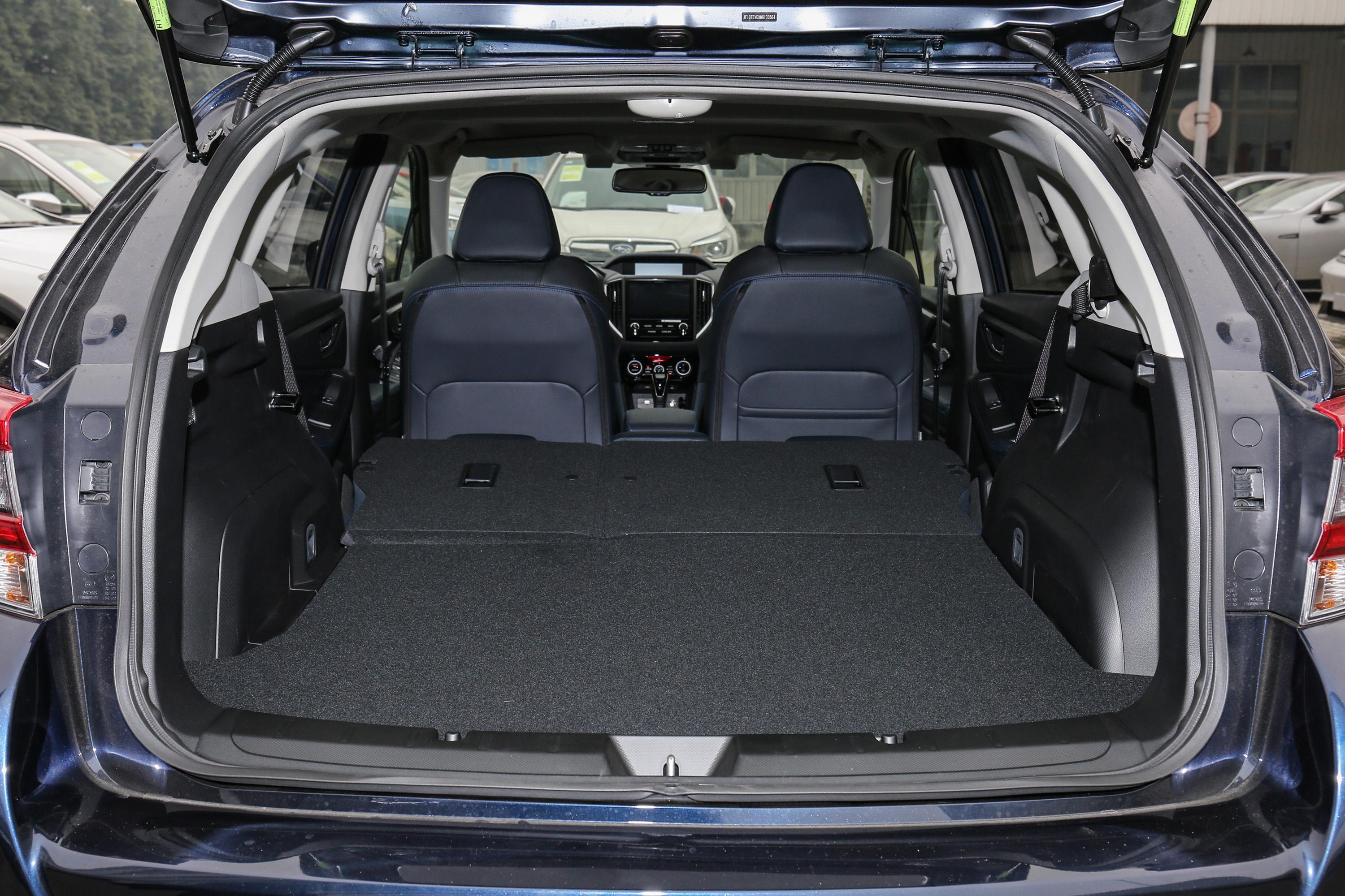 斯巴鲁xv空间表现不错,腿部头部空间都挺舒适,带来更好的乘坐感受.