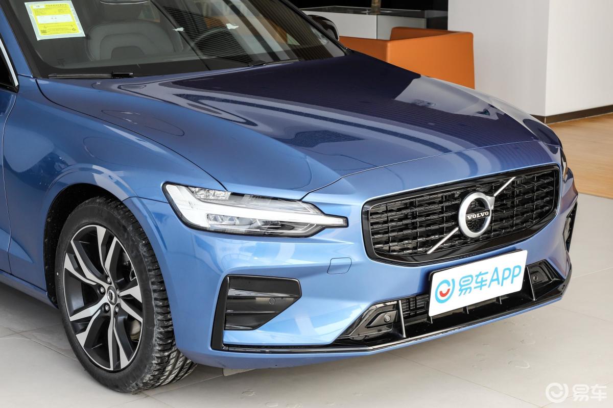 【沃尔沃v602021款b5 智远运动版前格栅侧俯拍汽车图片-汽车图片大全