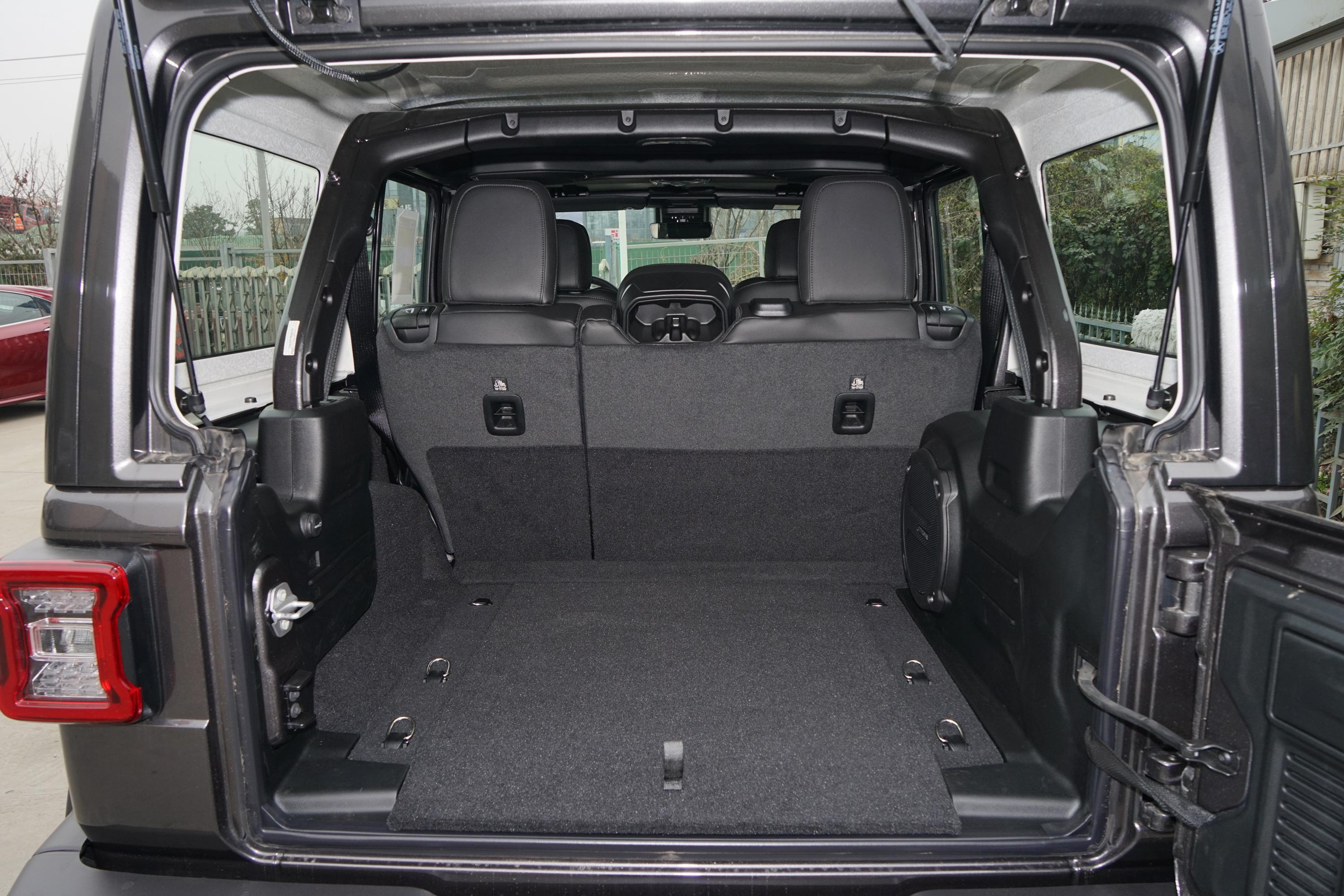 牧马人后备厢空间表现还算不错,放倒后排座椅后,能够进一步扩展空间