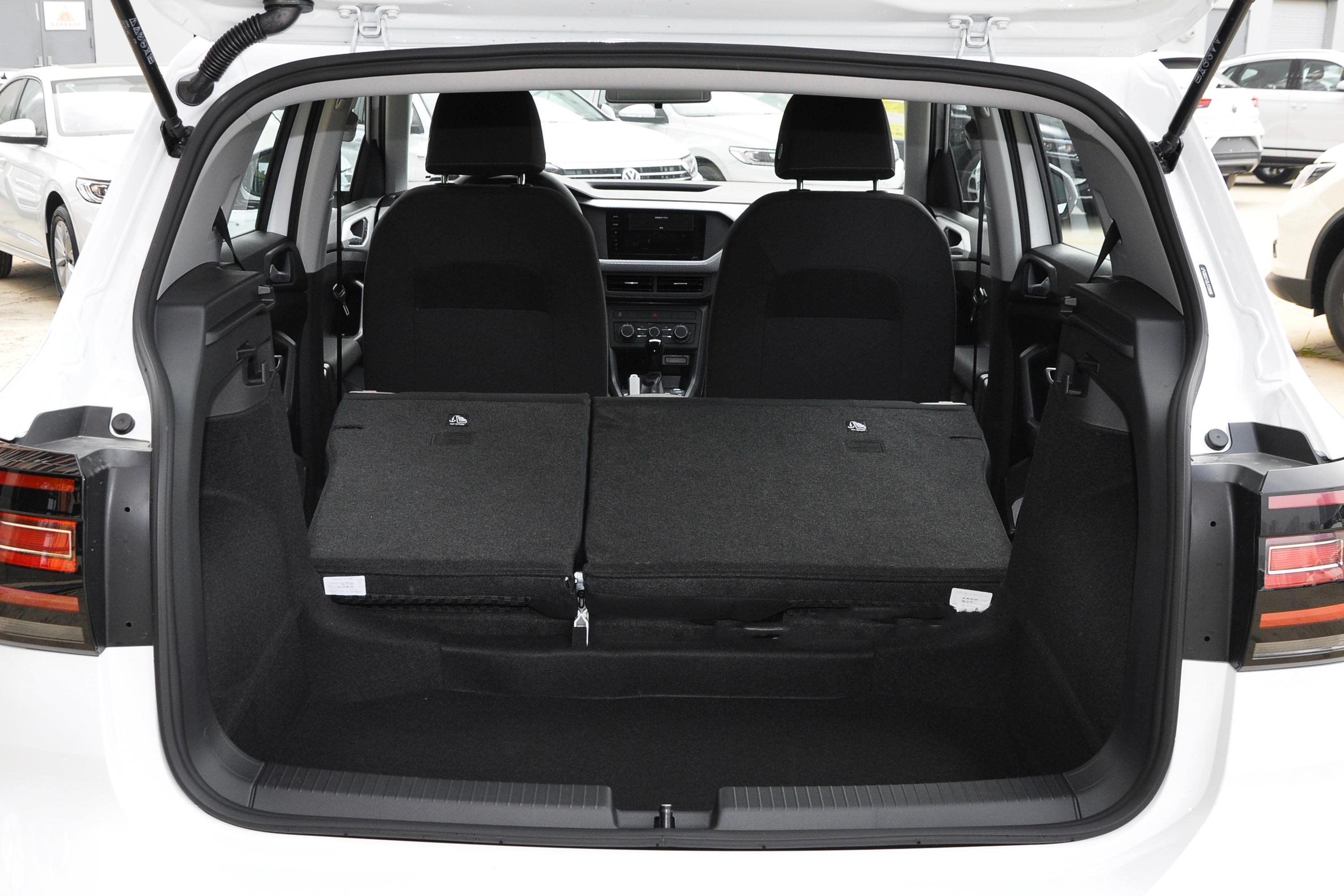 探影后备厢空间大小符合它家用的定位,一家人出行的置物空间可以满足