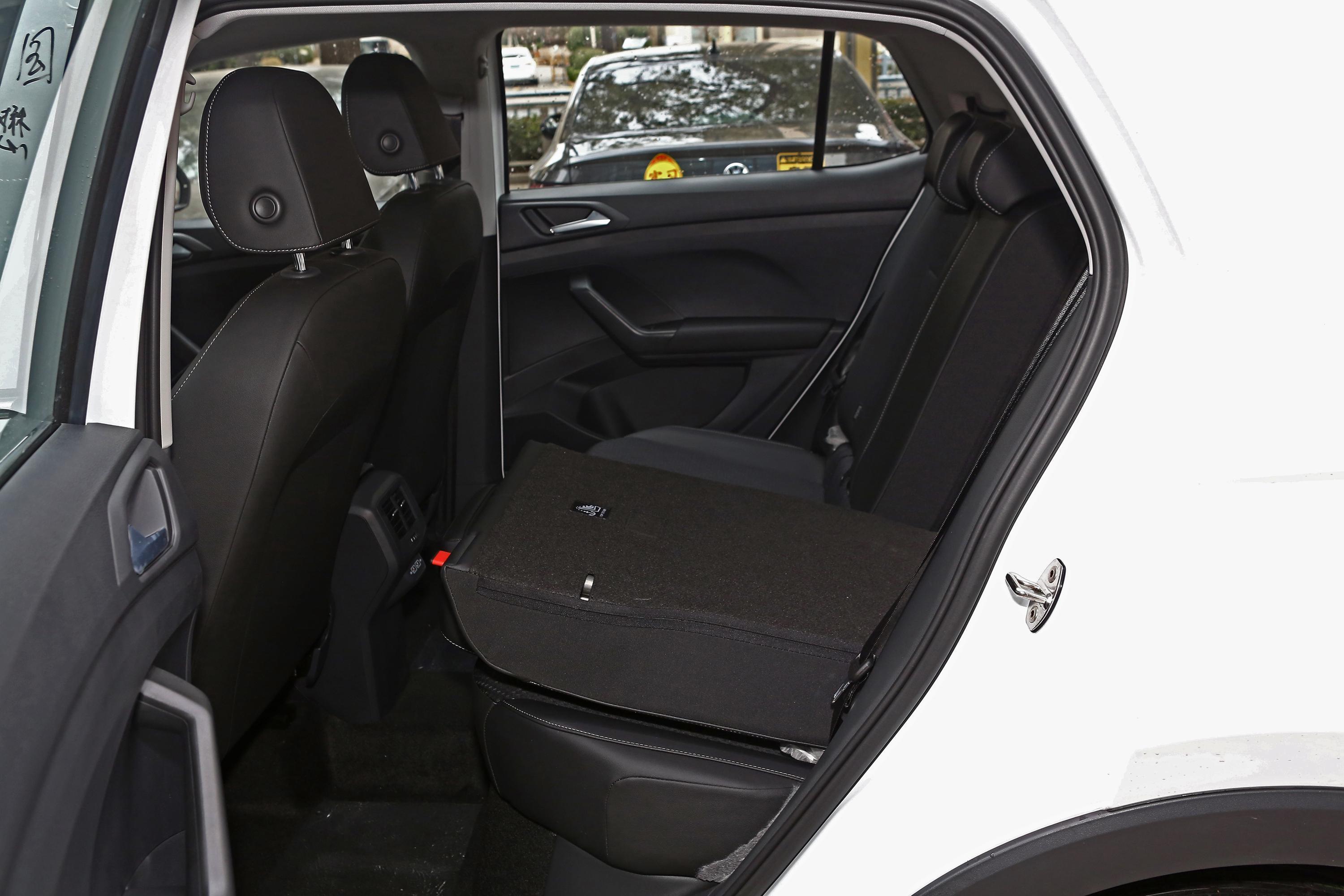 探影后备厢空间表现还可以,旅途出行有大件物品的话,可以放倒后排座椅
