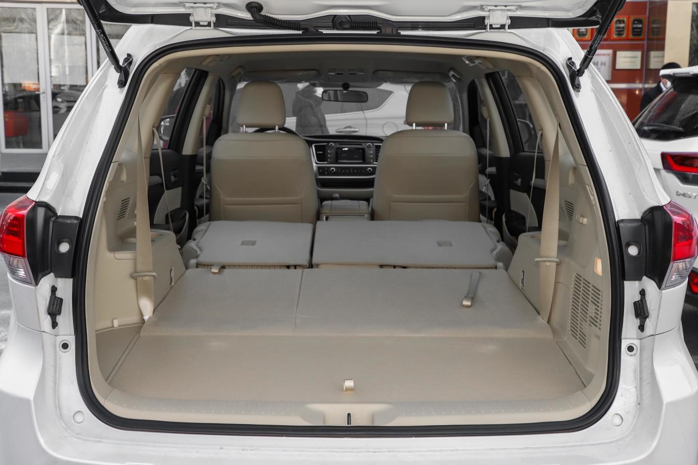 汉兰达2.0t 自动四驱精英版 7座两排全部放倒