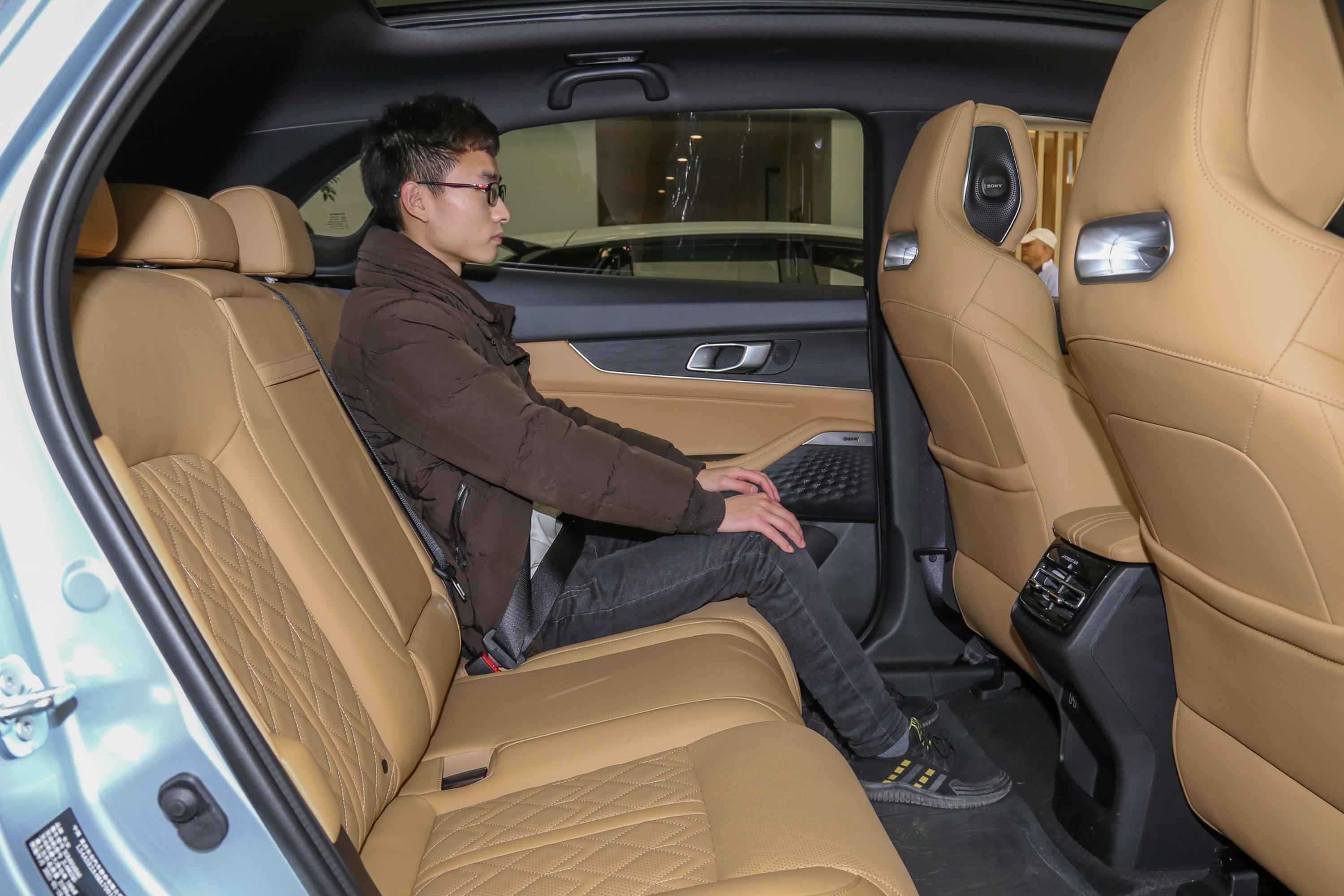 长安uni-k后备厢空间不错,也能通过放倒后排座椅来扩展储物空间,日常