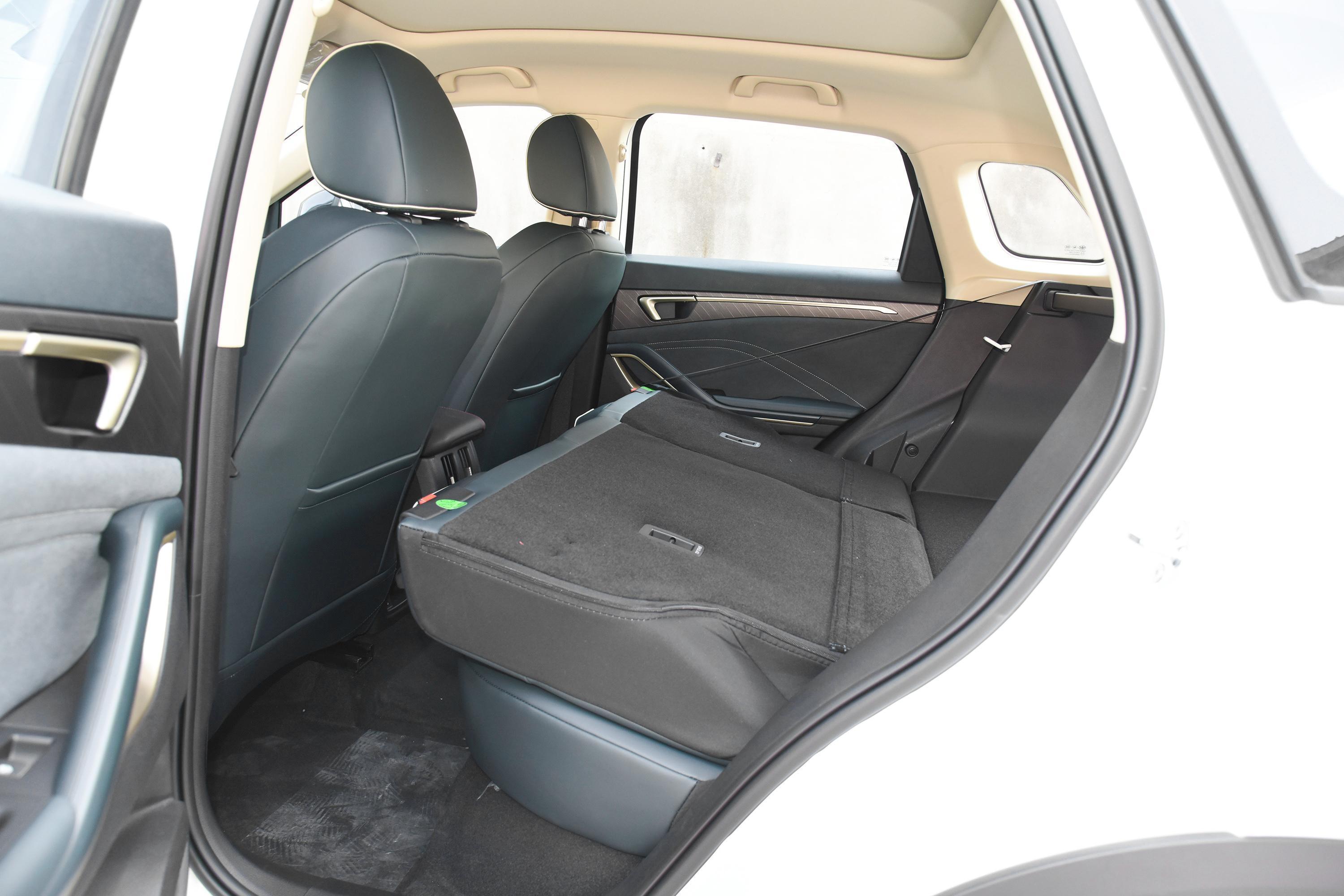 奔腾t55后备厢放两个行李包还是没有问题的,后排座椅不能放倒,这一点