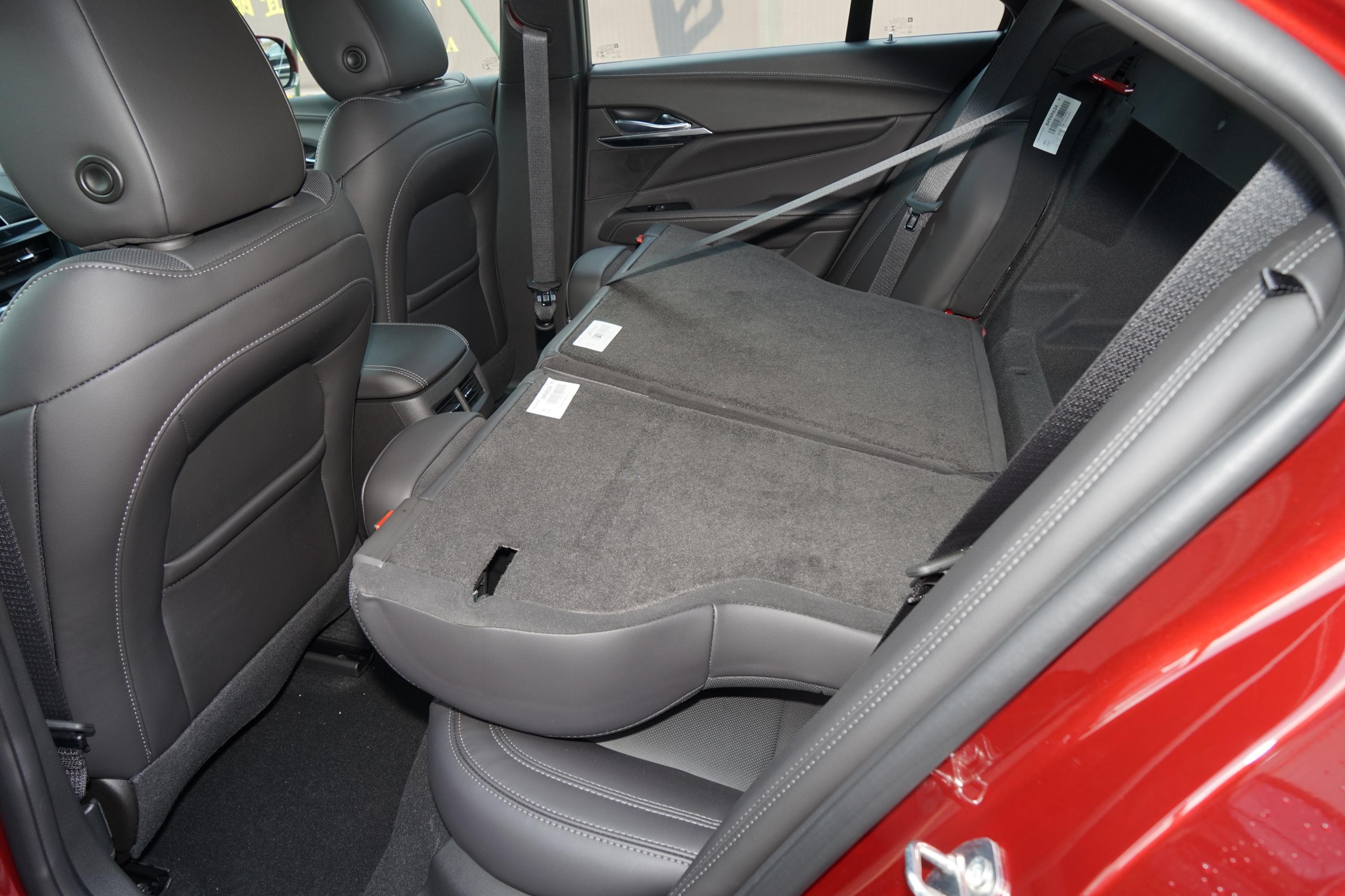 凯迪拉克ct4后排空间还算宽敞,头部和腿部空间都有一定的余量,满足