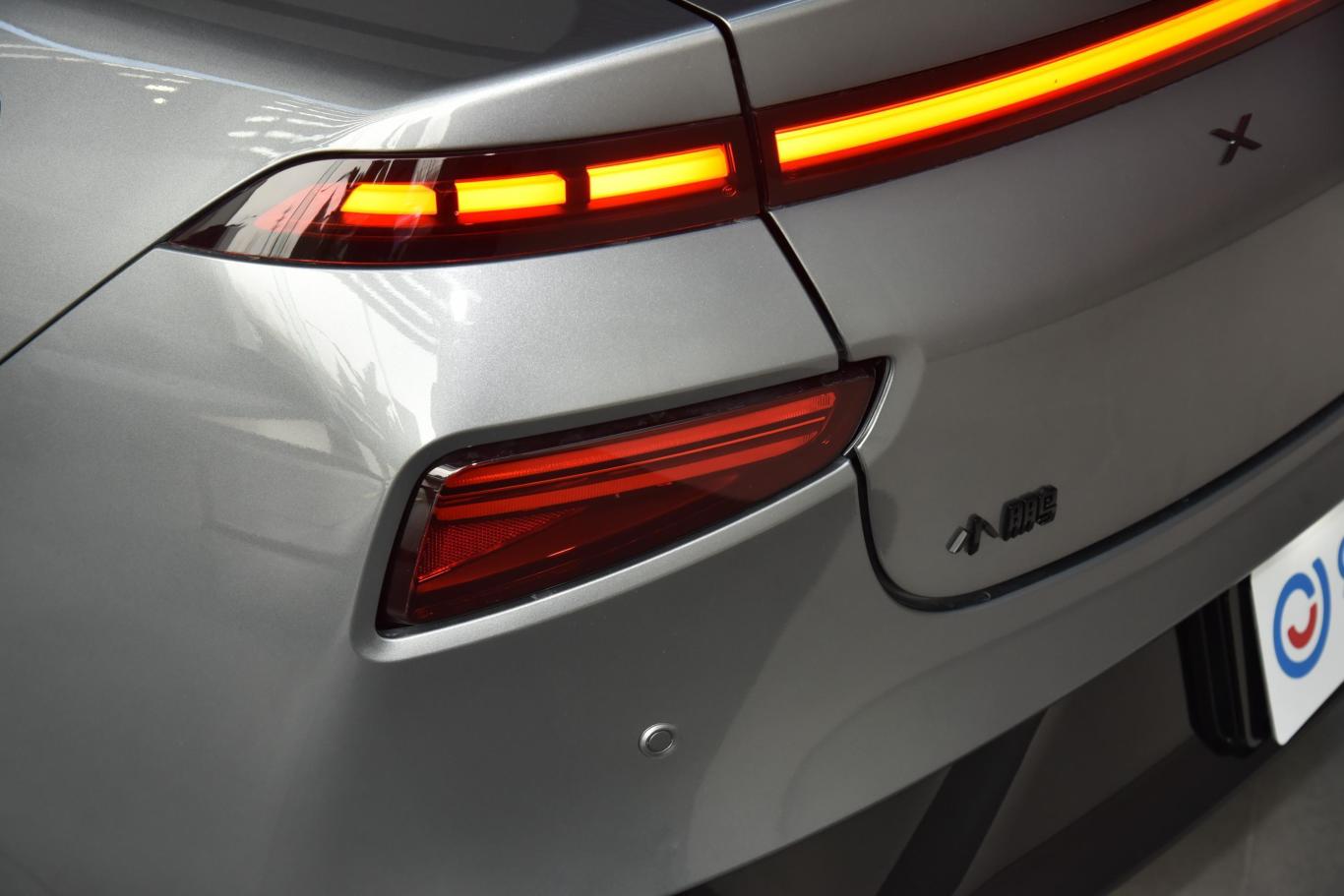 小鹏p7562e鹏翼性能版尾灯侧45度俯拍