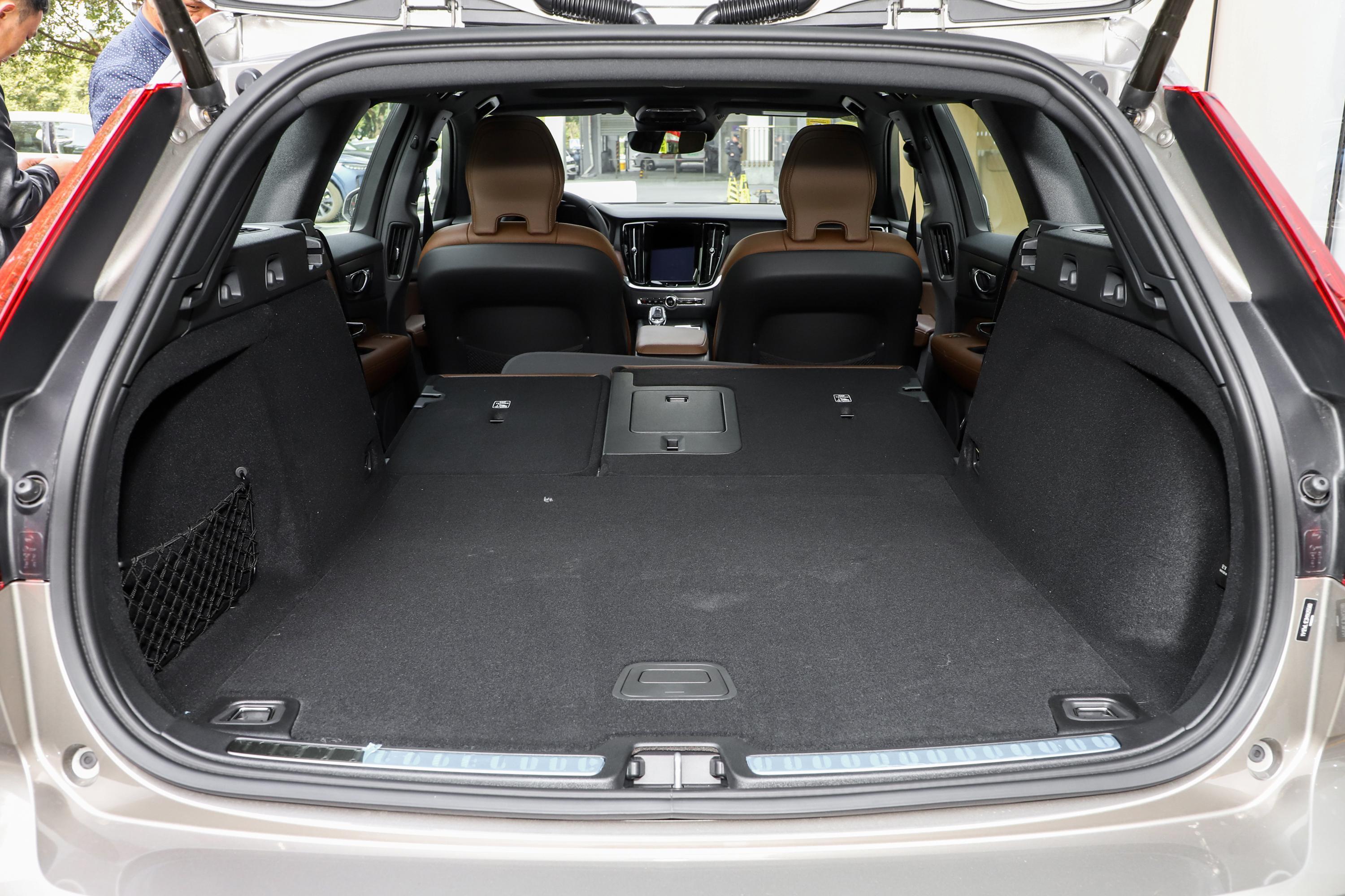 沃尔沃v60后备厢空间不错,也能通过放倒后排座椅来扩展储物空间,日常