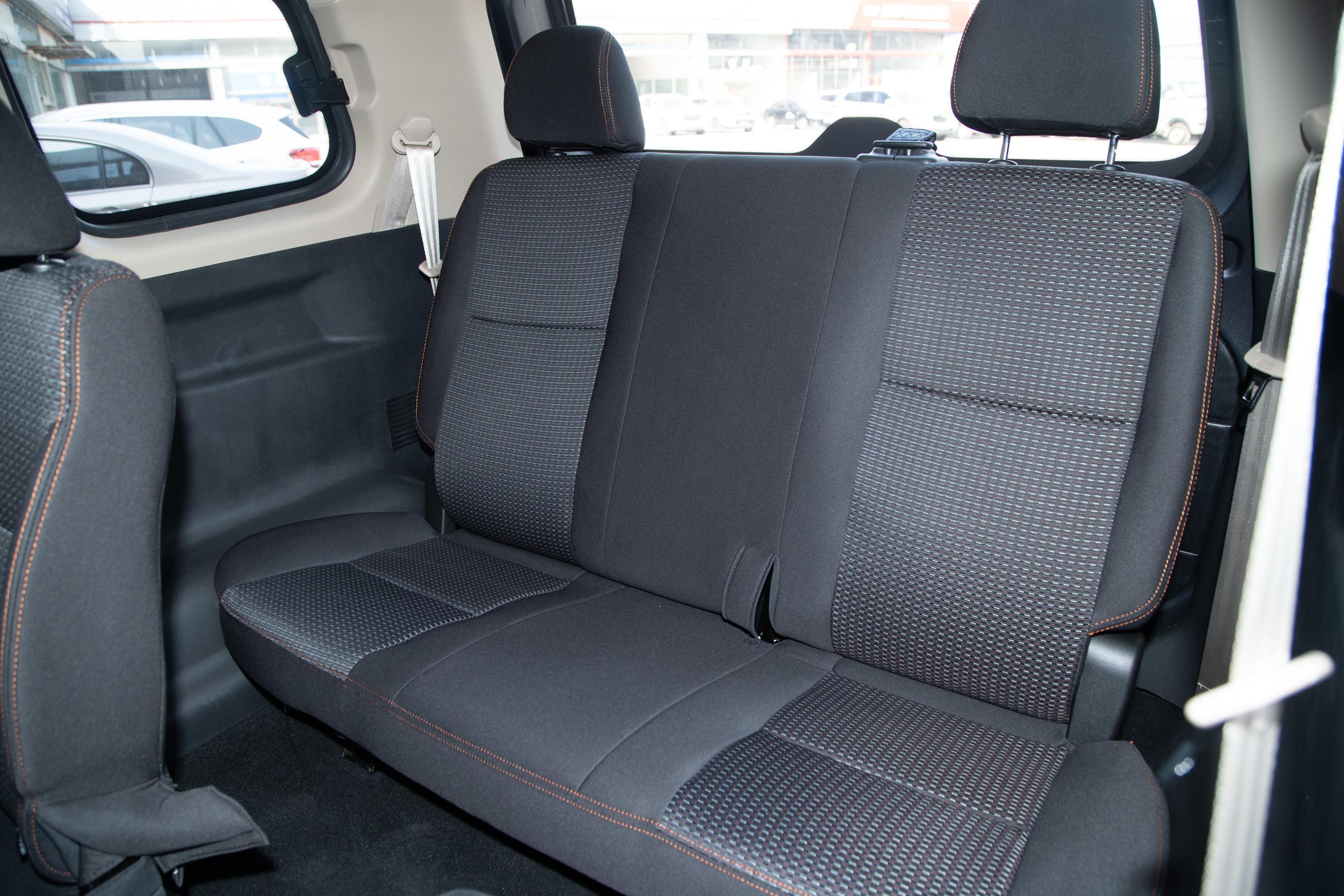 swm斯威x2后备厢空间可利用率很高,装载能力也较为出色,后排座椅支持