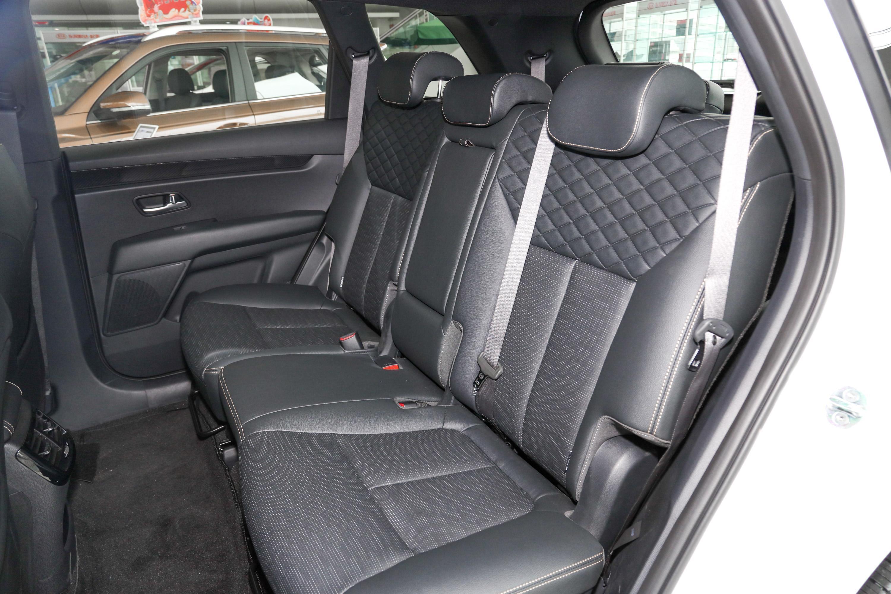 起亚kx7后备厢空间表现还可以,旅途出行有大件物品的话,可以放倒后排