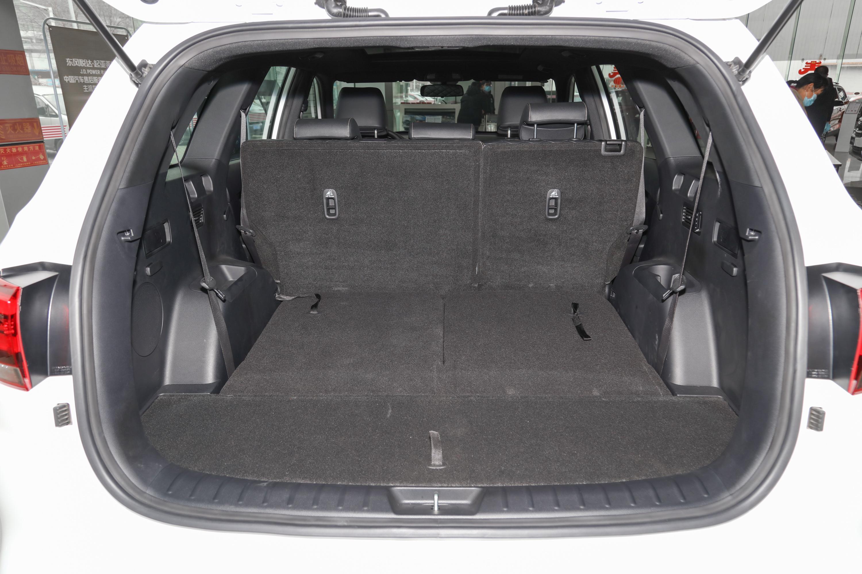 起亚kx7后备厢空间表现还可以,旅途出行有大件物品的话,可以放倒后排