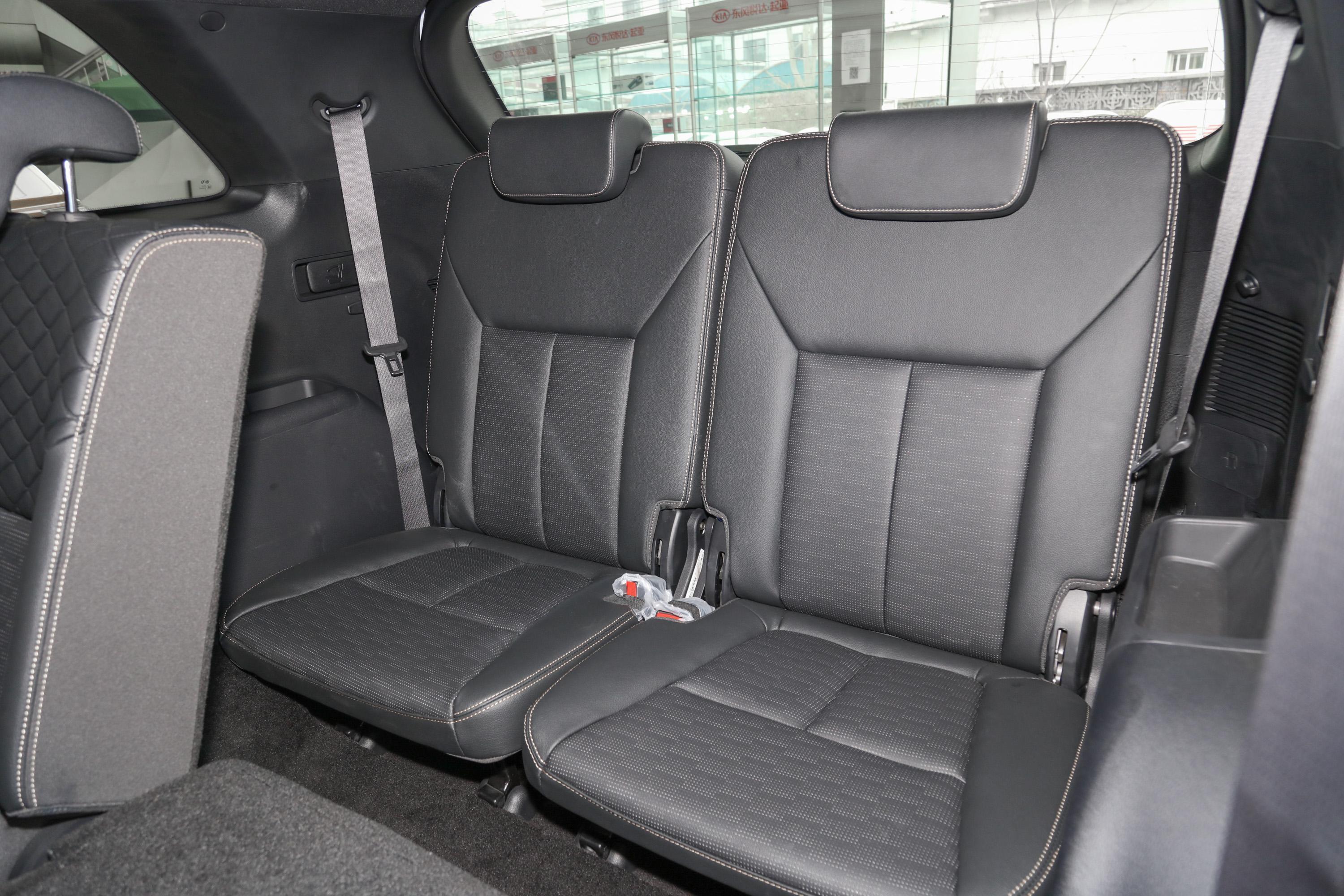 起亚kx7后备厢空间表现还可以,旅途出行有大件物品的话,可以放倒后排