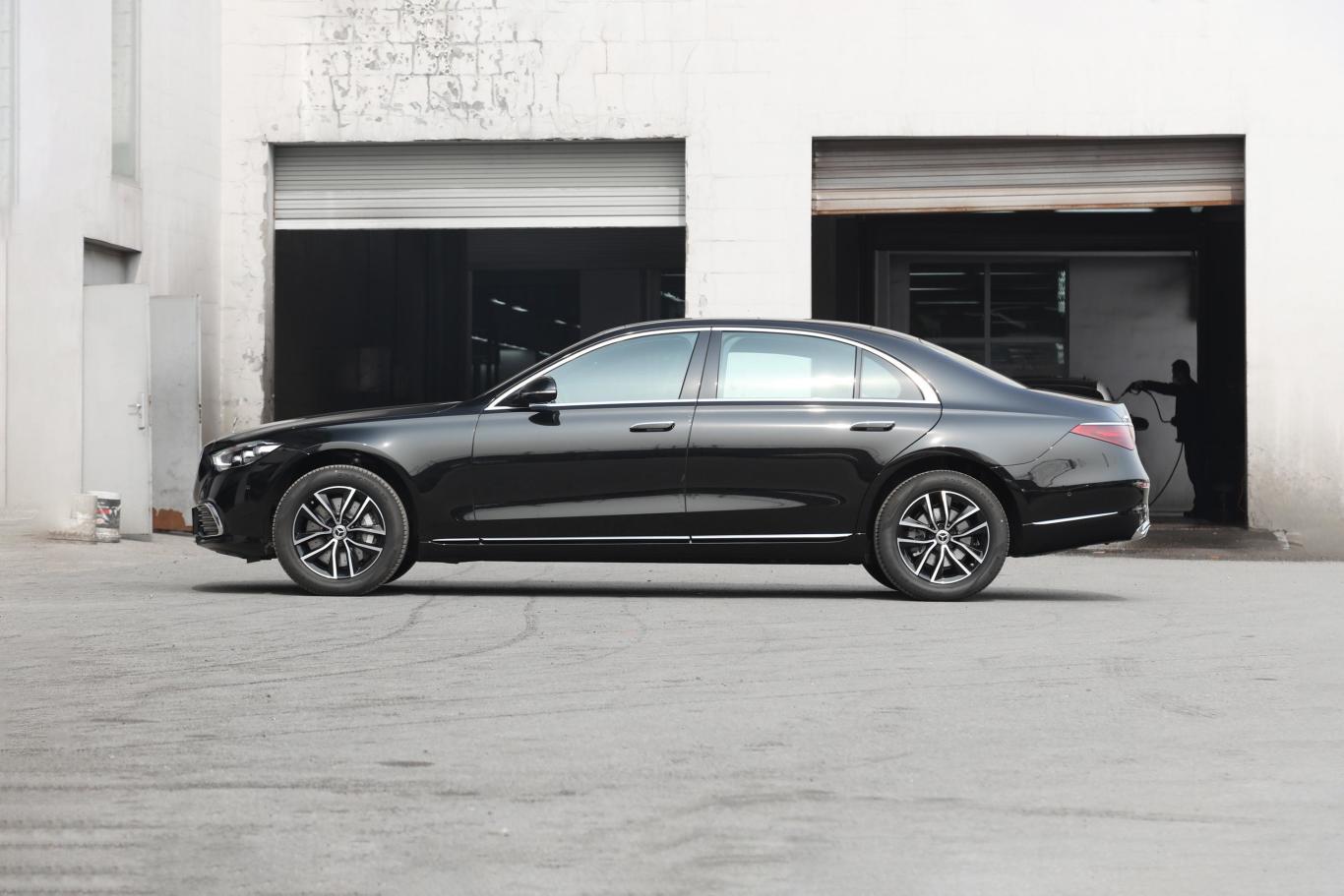 奔驰s级s 400 l 商务型正侧车头向左水平