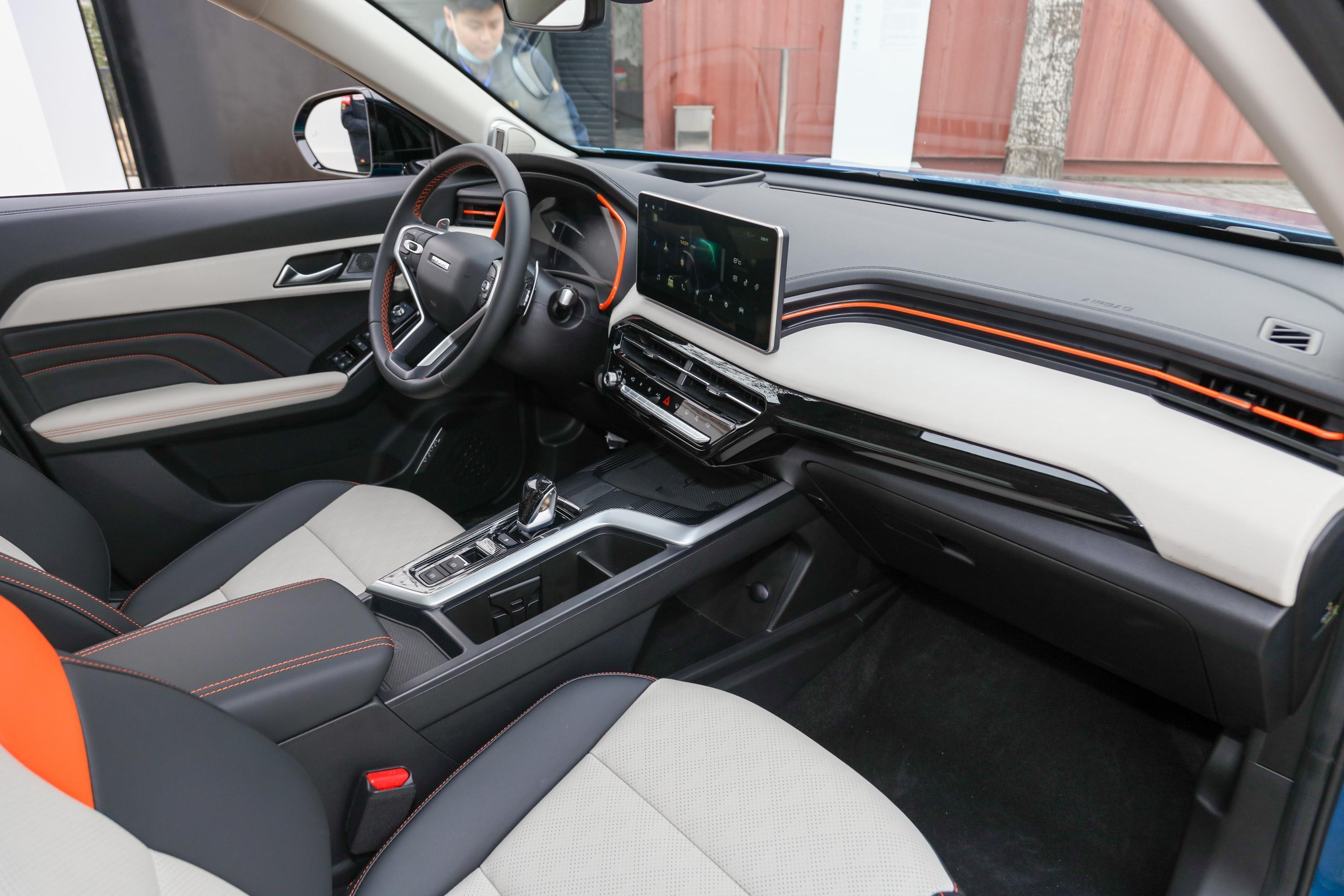 哈弗赤兔定位是一台年轻化产品,内饰的设计同样走的是时尚化路线,无论