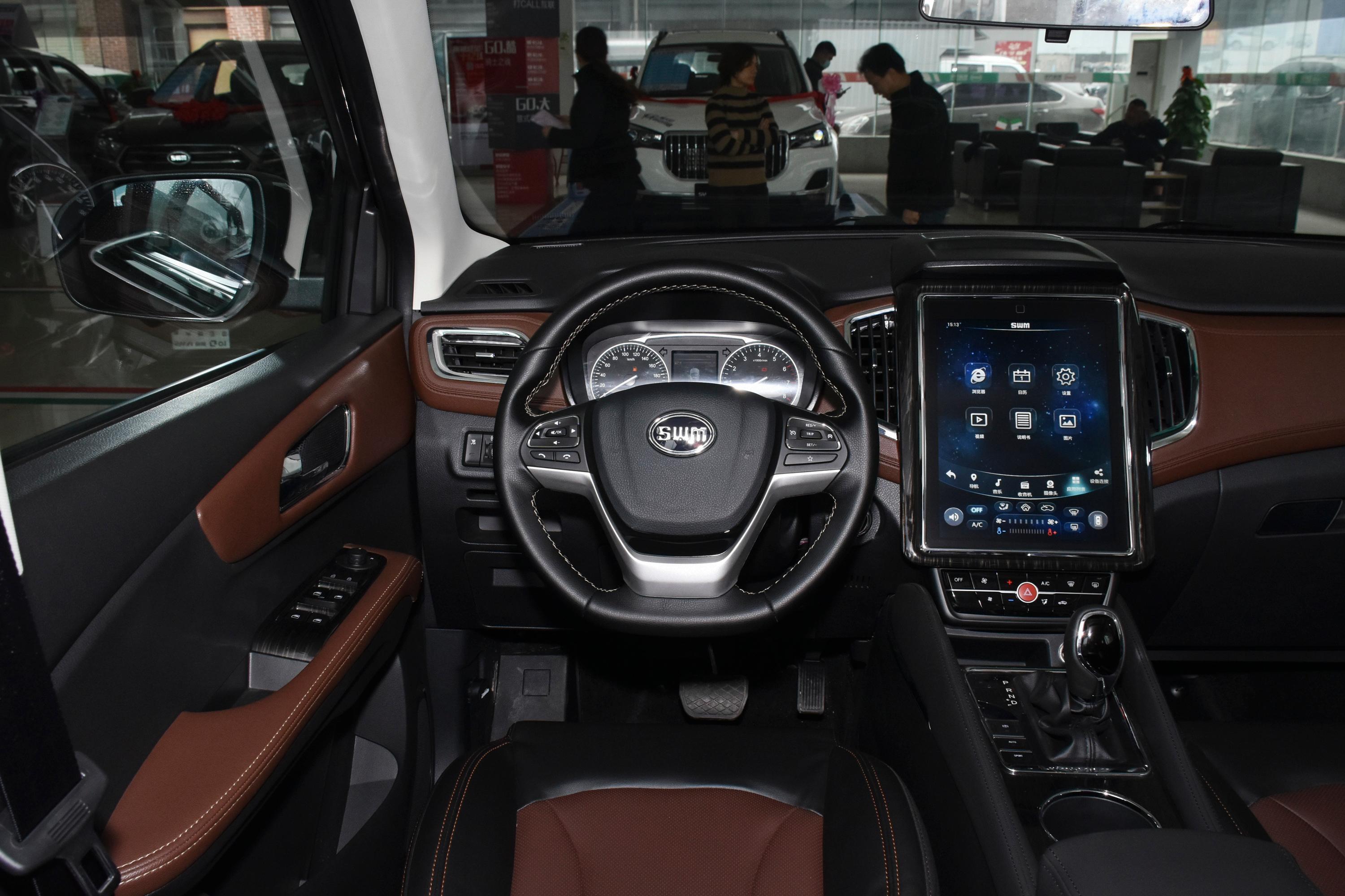 swm斯威x7后排空间还算宽敞,头部和腿部空间都有一定的余量,满足日常