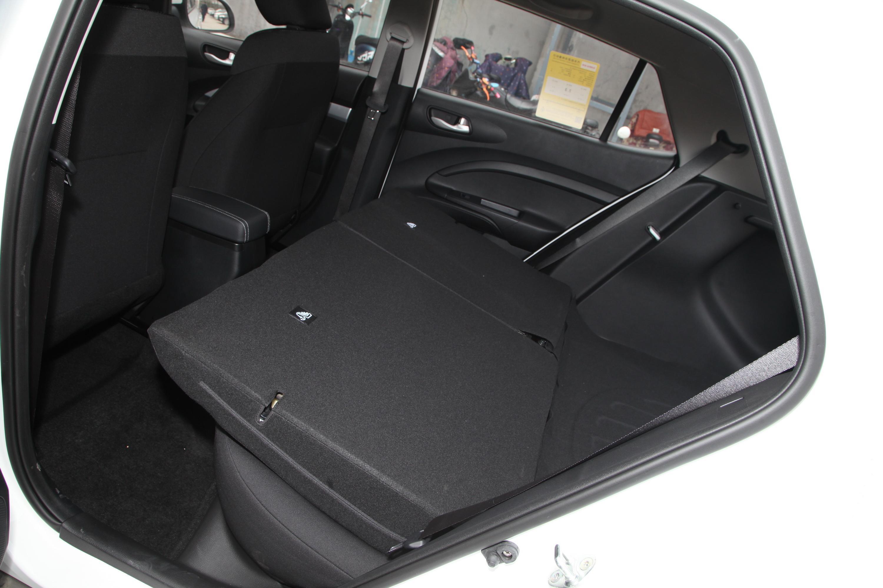 奕跑后备厢空间不错,也能通过放倒后排座椅来扩展储物空间,日常使用