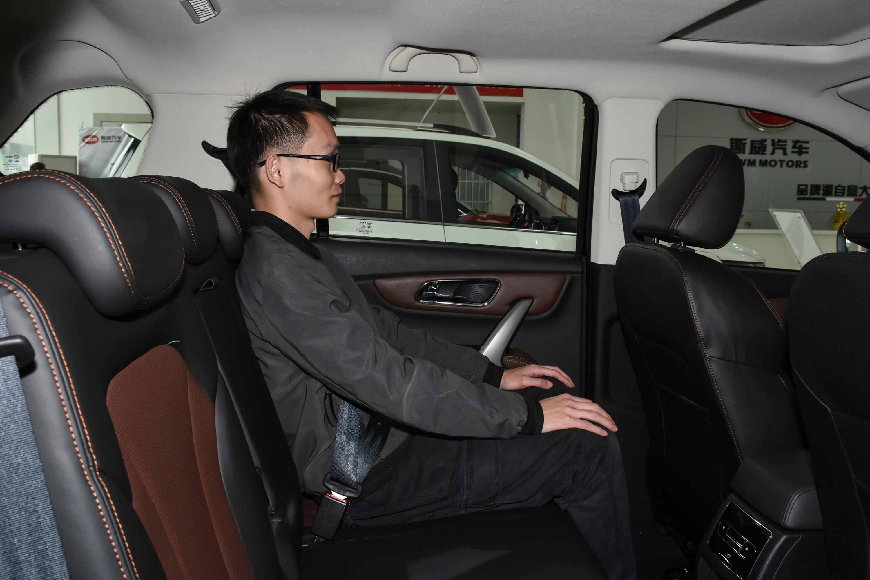 swm斯威x7后备厢空间不错,也能通过放倒后排座椅来扩展储物空间,日常