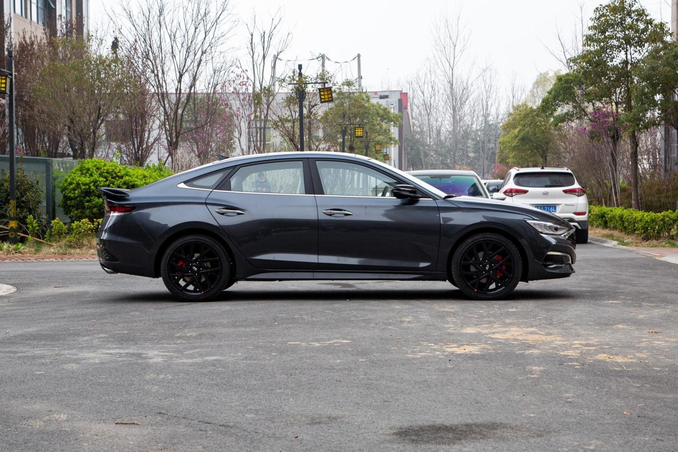 lafesta 菲斯塔280t luxury sport劲享版正侧车头向右水平