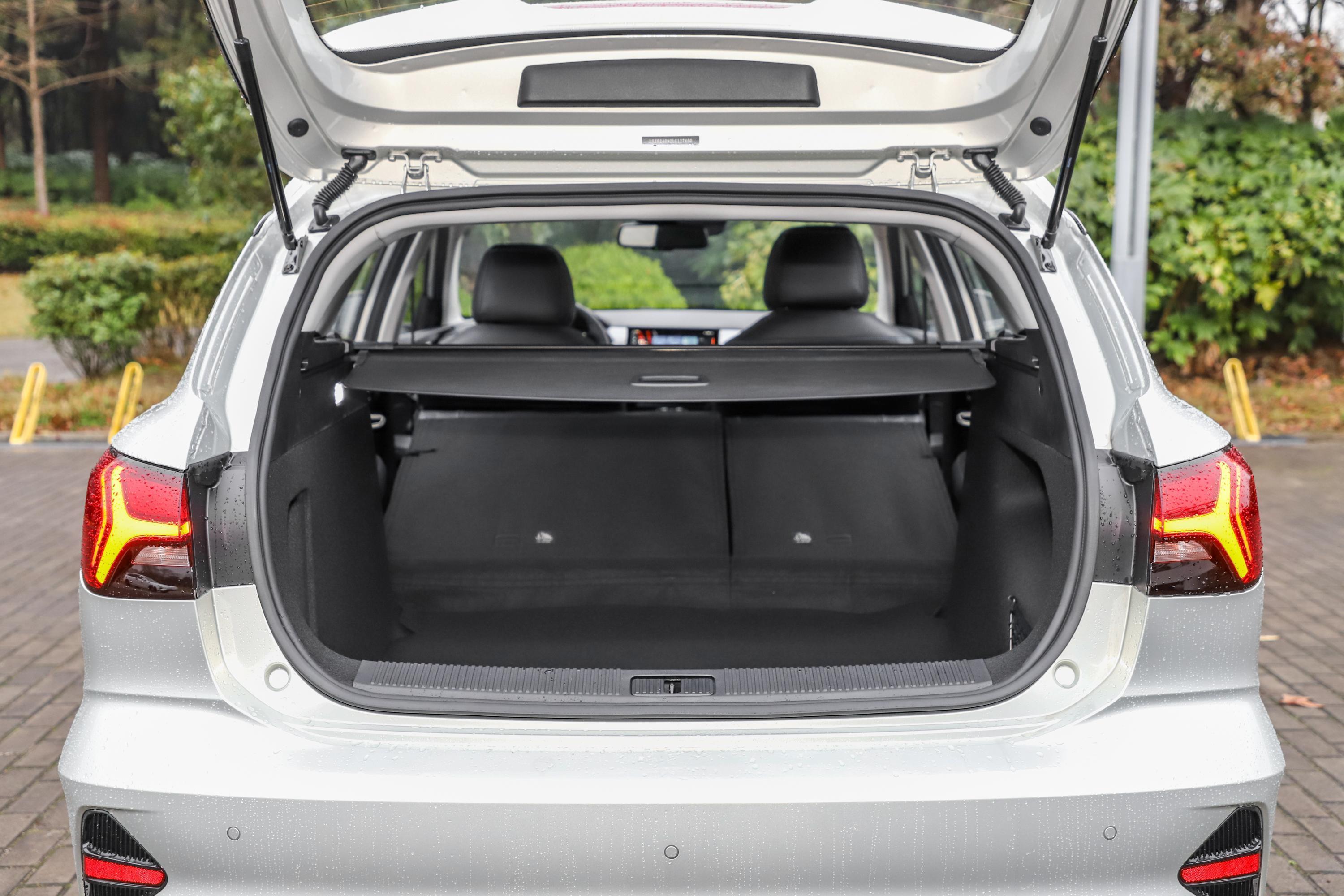 荣威ei5后备厢空间表现还算不错,放倒后排座椅后,能够进一步扩展空间