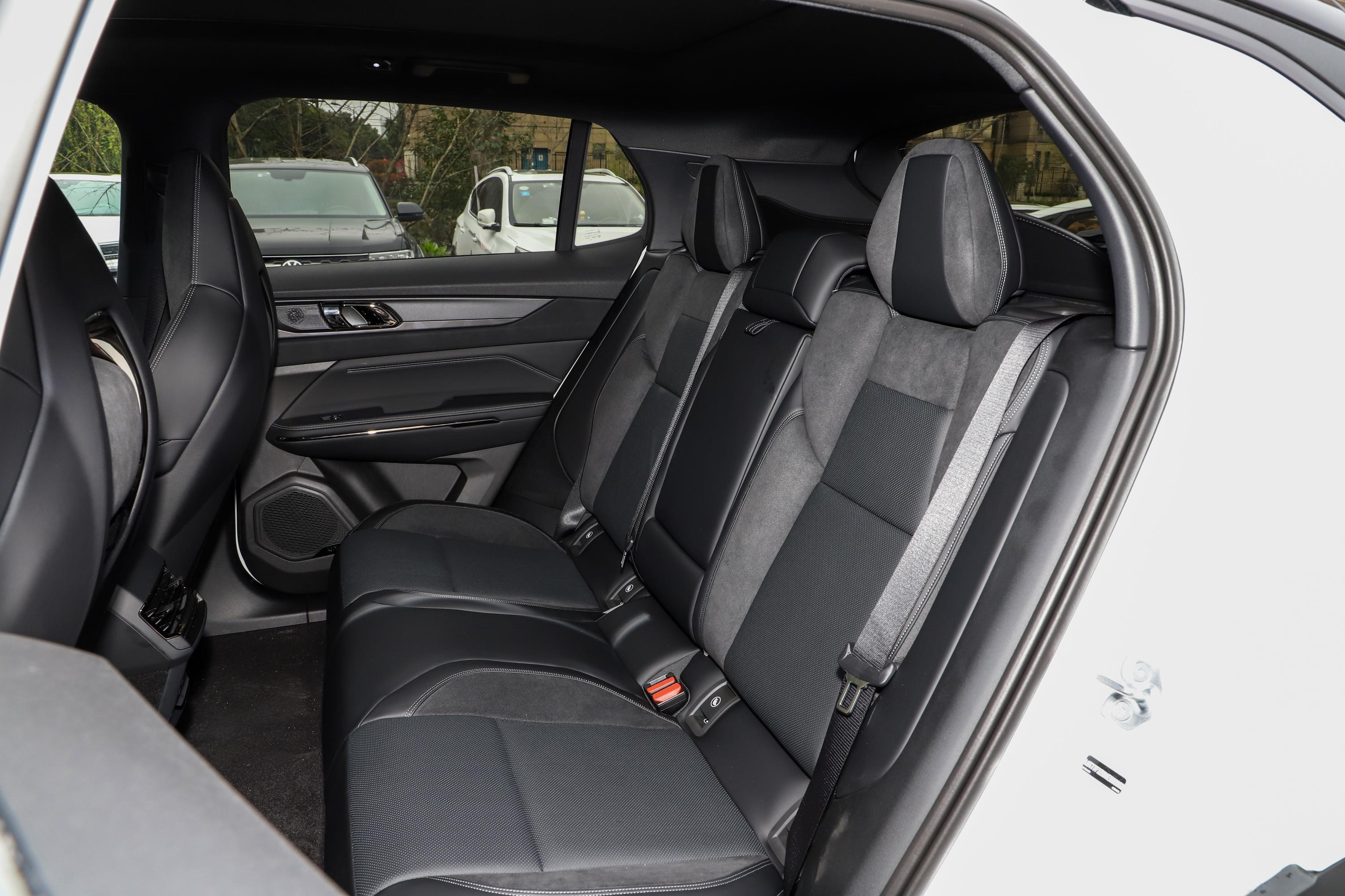 领克01phev车尾座椅气囊