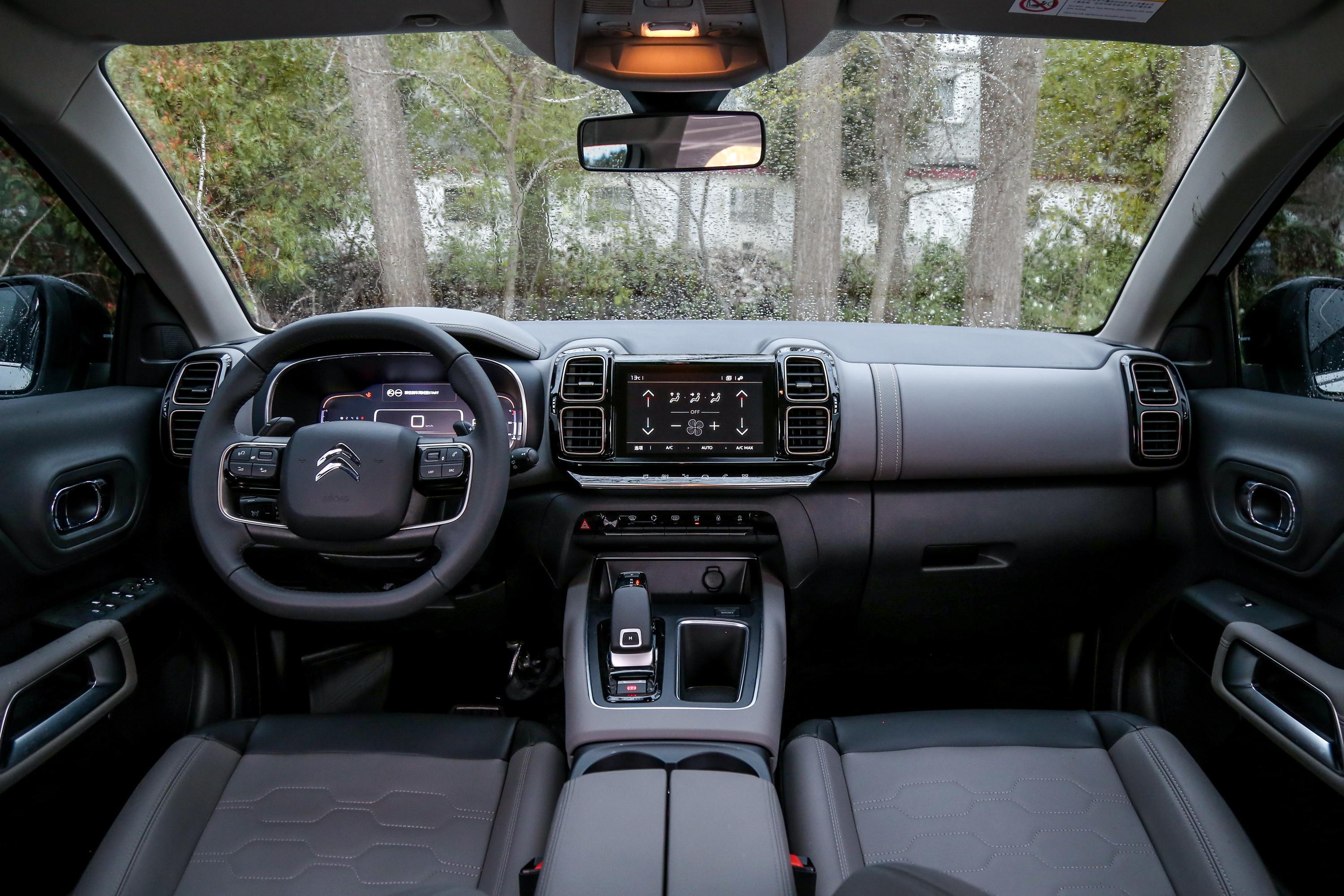 中控台内饰设计上,天逸 c5 aircross更强调简约和大气.