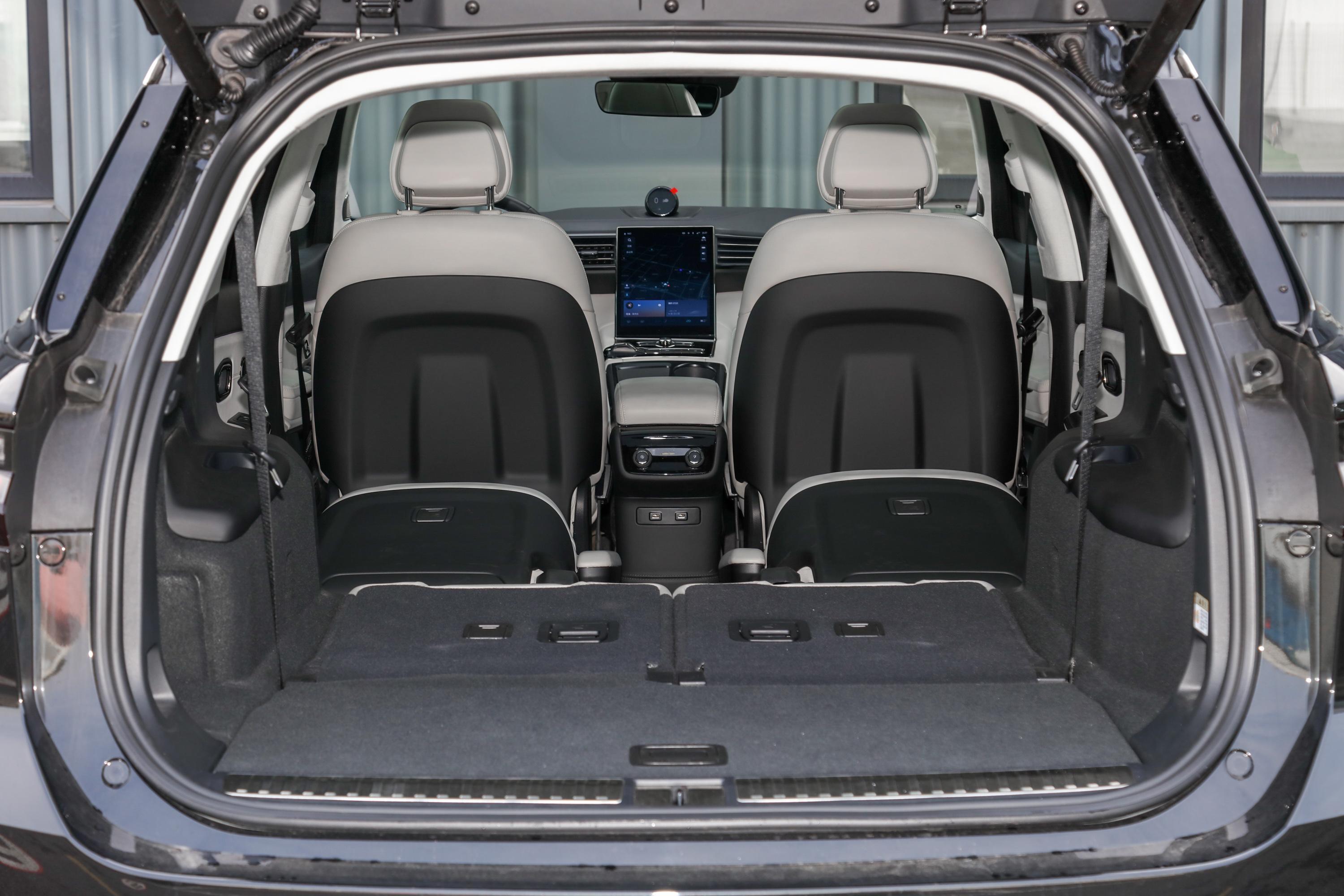 蔚来es8后备厢空间不错,也能通过放倒后排座椅来扩展储物空间,日常