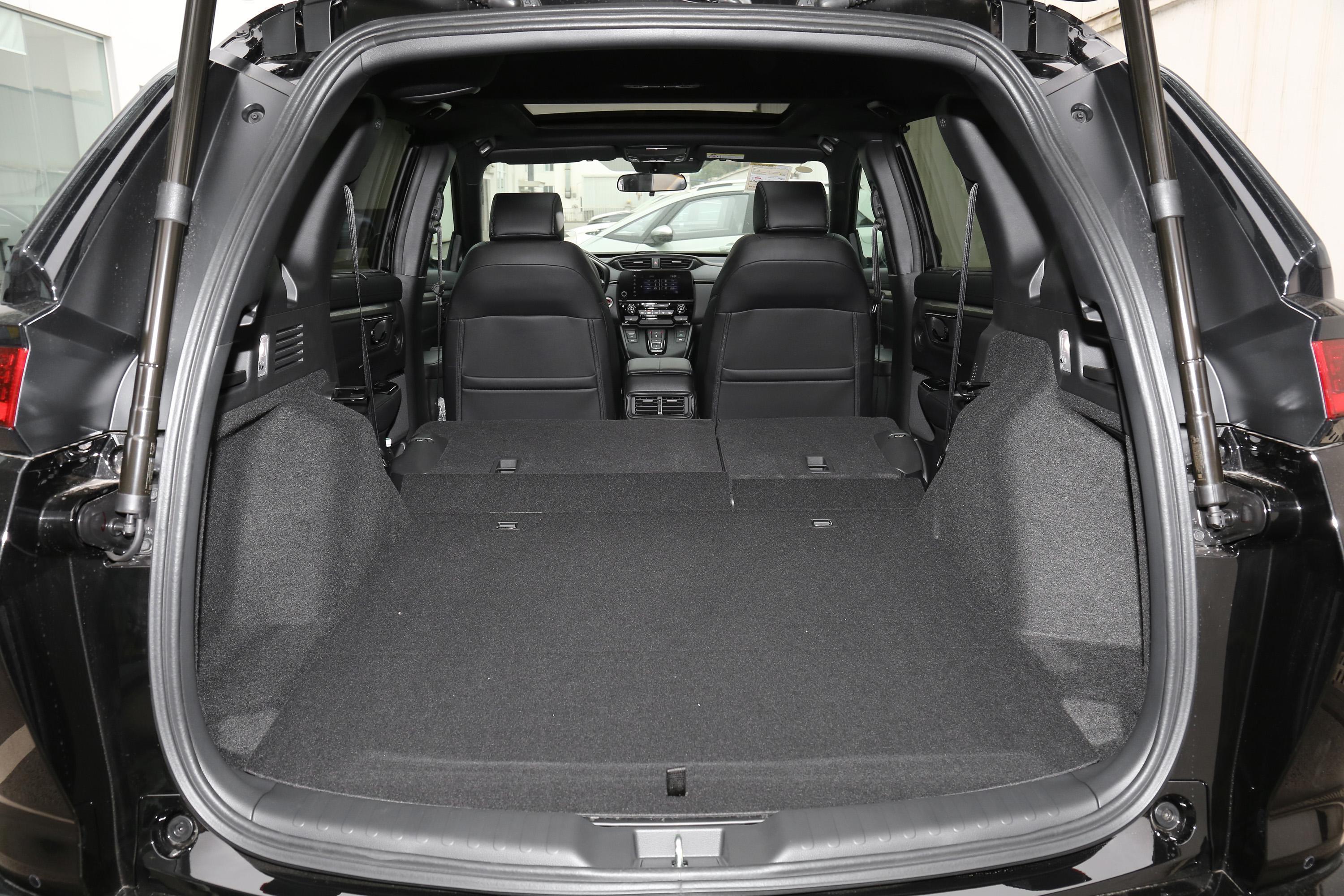 皓影后备厢空间可利用率很高,装载能力也较为出色,后排座椅支持比例