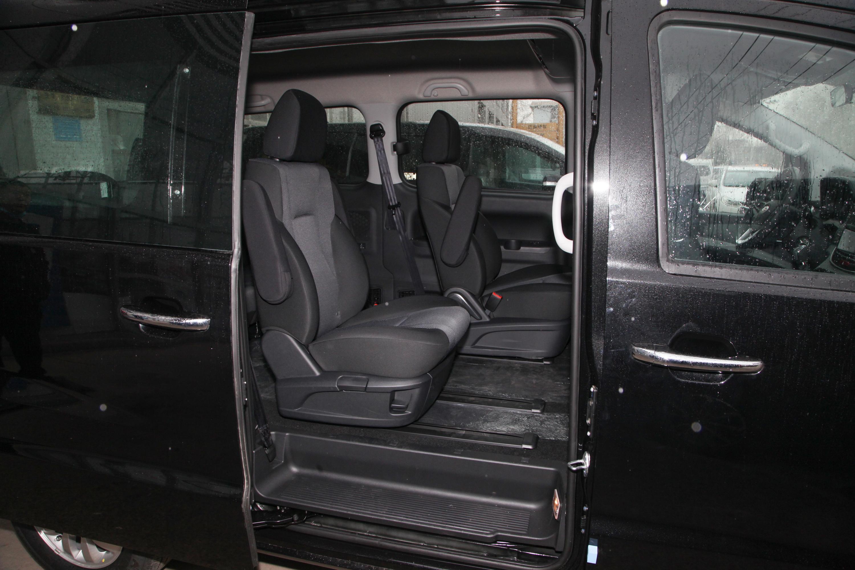 瑞风m4后排空间还算宽敞,头部和腿部空间都有一定的余量,满足日常家用