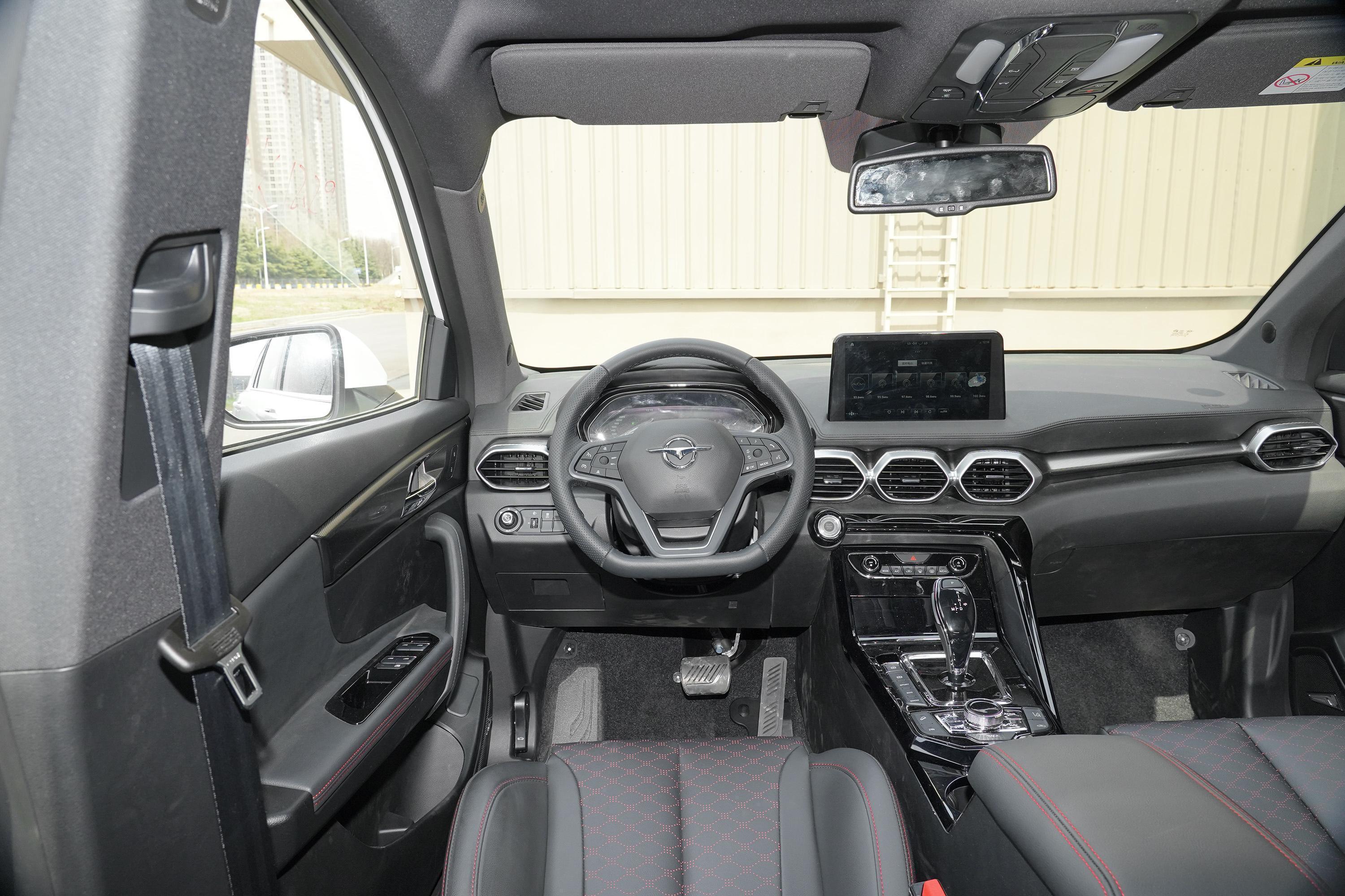 海马8s后排空间表现中规中矩,腿部空间还算富裕,满足日常家用完全没有