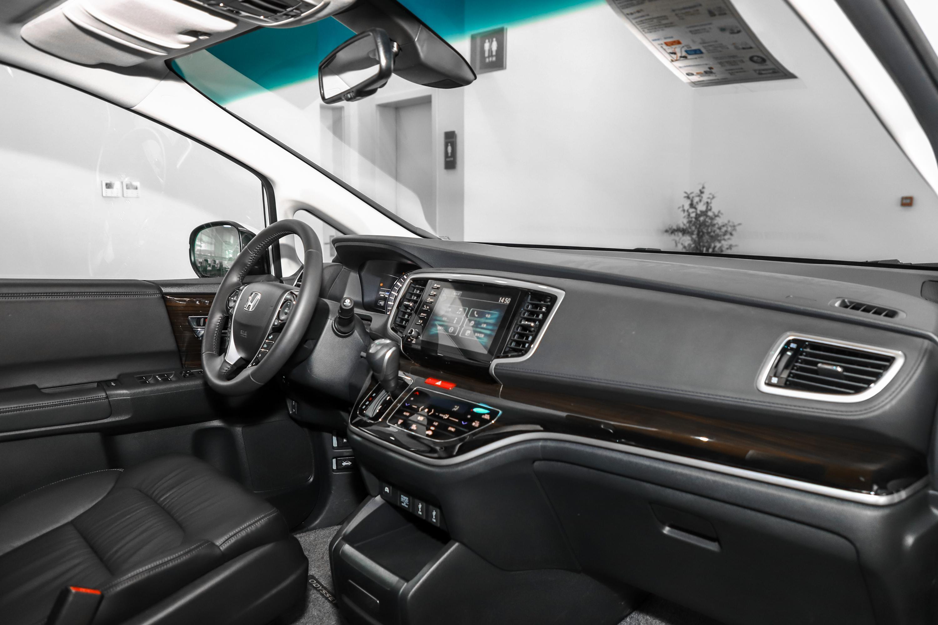 至于内饰设计上,奥德赛给我的感觉是简洁大方的,符合当下大部分消费者