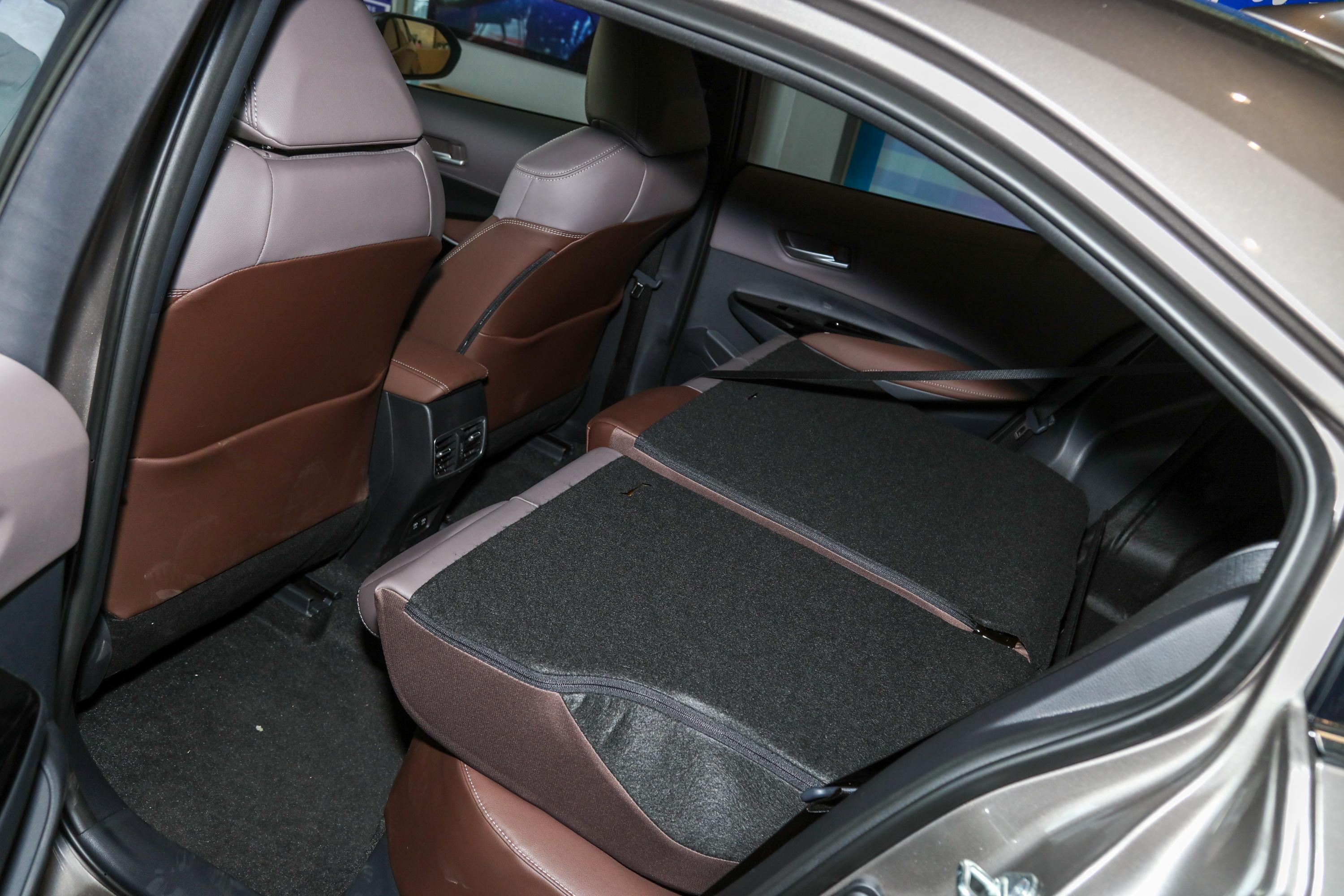 亚洲狮后备厢空间表现还可以,旅途出行有大件物品的话,可以放倒后排