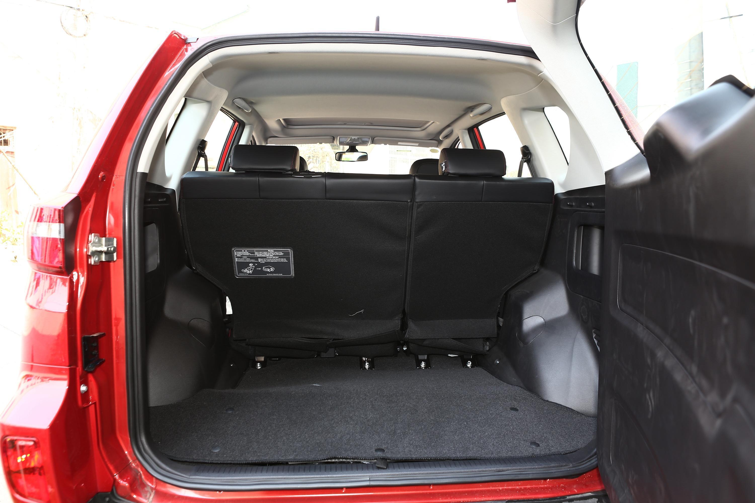 凯翼x3后备厢空间不错,也能通过放倒后排座椅来扩展储物空间,日常使用